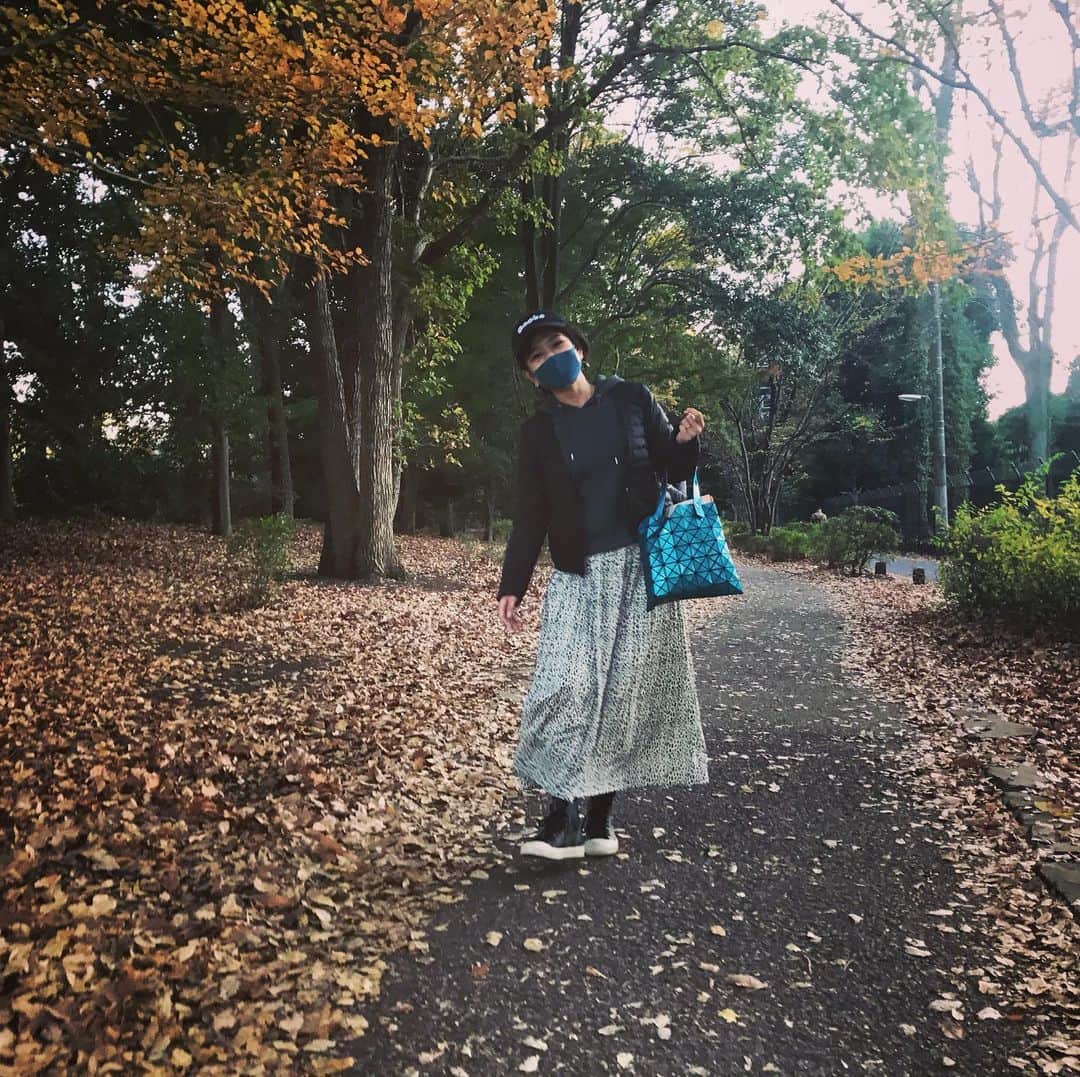 小西ゆりなさんのインスタグラム写真 - (小西ゆりなInstagram)「すっかり秋ですね🍁 phote by👦📸 #秋　#男の子ママ #ママコーデ #公園フォト #autumn #マスクコーデ　#息子カメラマン #phote #onitsukatiger #beams #iena」11月22日 19時25分 - yurina_konishi