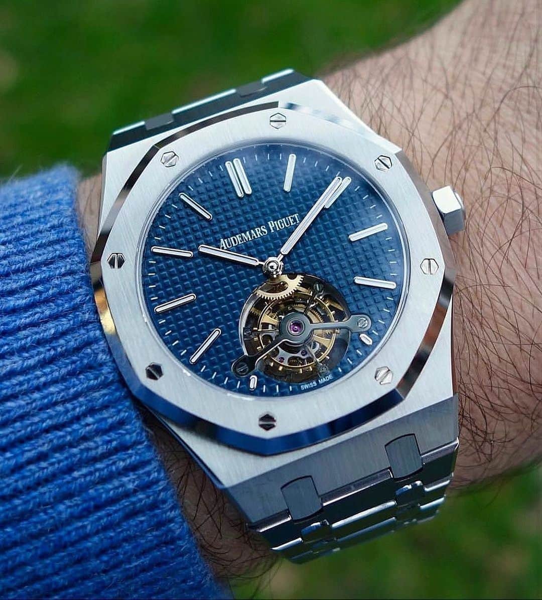 Daily Watchさんのインスタグラム写真 - (Daily WatchInstagram)「AP Royal Oak Tourbillon. Such a stunning timepiece 👌🏼 Photo by @goldentimeco」11月22日 19時34分 - dailywatch