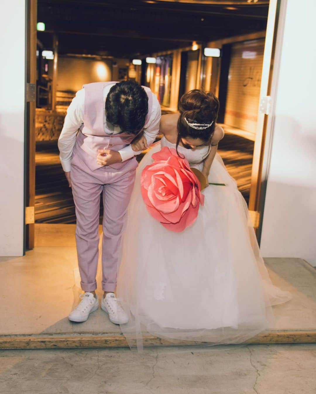 hacocoro weddingさんのインスタグラム写真 - (hacocoro weddingInstagram)「. 大きな1輪のバラを持ってご入場。  新婦様の持つお花は ブーケだけではありません！  自分たちの好きなものはもちろん、 来てくれるゲスト様にどんな印象を 抱いてほしいかということも考えてみると 他とは違う、インパクトある 様々なアイディアが浮かんできますね💡✨  緑と自然がいっぱいの高砂に 明るいお花がとっても映えます🌹  ------------------- #hacocoro をつけて、 皆さんの素敵なアイデアをシェアしてね⁂* 公式IGにてリグラムされるかも♡ ------------------- #ココロつながる笑顔の連鎖 #hacocoro #wedding  #artdirection  #15次会 #2次会 #パーティ #会費制ウエディング #幹事代行 #二次会代行 #2020秋冬婚 #ウエディングフォト #ウエディングプランナー #会場コーディネート #結婚式 #結婚式二次会 #装飾 #貸切会場 #貸切パーティー#二次会会場 #プレ花嫁  #結婚式を諦めない #ウェディングパーティー #ウェディングアイテム #オリジナルブーケ #ブーケ #ビックフラワー #花嫁コーディネート」11月22日 19時30分 - hacocoro_wedding