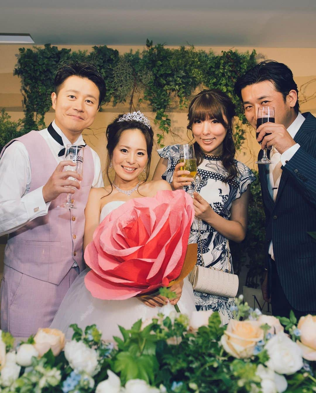 hacocoro weddingさんのインスタグラム写真 - (hacocoro weddingInstagram)「. 大きな1輪のバラを持ってご入場。  新婦様の持つお花は ブーケだけではありません！  自分たちの好きなものはもちろん、 来てくれるゲスト様にどんな印象を 抱いてほしいかということも考えてみると 他とは違う、インパクトある 様々なアイディアが浮かんできますね💡✨  緑と自然がいっぱいの高砂に 明るいお花がとっても映えます🌹  ------------------- #hacocoro をつけて、 皆さんの素敵なアイデアをシェアしてね⁂* 公式IGにてリグラムされるかも♡ ------------------- #ココロつながる笑顔の連鎖 #hacocoro #wedding  #artdirection  #15次会 #2次会 #パーティ #会費制ウエディング #幹事代行 #二次会代行 #2020秋冬婚 #ウエディングフォト #ウエディングプランナー #会場コーディネート #結婚式 #結婚式二次会 #装飾 #貸切会場 #貸切パーティー#二次会会場 #プレ花嫁  #結婚式を諦めない #ウェディングパーティー #ウェディングアイテム #オリジナルブーケ #ブーケ #ビックフラワー #花嫁コーディネート」11月22日 19時30分 - hacocoro_wedding