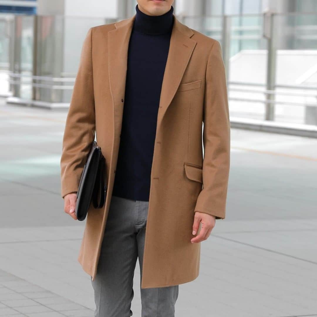 Factelier(ファクトリエ)さんのインスタグラム写真 - (Factelier(ファクトリエ)Instagram)「【10年、20年愛用したい。最高級カシミヤを使用した王道コート】  こんばんは、ファクトリエです。  「冬のコートはトレンドよりも、長く使える最愛の一着を持っておきたい。」  そう思う方に是非おすすめしたい、最高級の素材と、飽きのこない王道のデザインのカシミヤコートです。  ■カシミヤの中でも最高級のものを100%使用 仕上げにビーバー加工を施しているので、肌触りが非常に柔らかく、上品な光沢感があるのが特徴です。  ※ビーバー加工:織物の最後の工程で、長い毛羽を一定の方向にプレスして寝かせる加工のこと。  ■カシミヤの持つ上品な光沢としなやかさを存分に生かすため、デザインはシンプルに。  ふんわりと反り返るラペルは、そのラペル幅も太すぎず細すぎず、トレンドに左右されない長く使えるベーシックなスタイルに仕上げました。  ■紳士服の仕立て屋による組合会社から始まった「御幸毛織」の確かな技術に裏付けされた比類ない美しさ  フロントラインはボタンを開けても崩れず、凛々しい印象を与えてくれ、ボタンを留めれば、ぴったりと胸にフィットして暖かさも抜群です。  ウエスト部分は留めた際にタイトすぎず緩すぎない、絶妙なラインに仕上げているので、どなたでもスタイリッシュに着用いただけます。  加えて、袖付けのきれいさ、適度なゆとり感、まっすぐなヘムライン…見えない部分も、緻密な縫製技術があるからできた、隙のない美しさです。  ■カシミヤの上質さに負けない上品な裏地  ブラックの裏地には同色のブラックを、キャメルの裏地はワインカラーを採用しました。 ワインは光の当たり具合で黒っぽさが顔を出し、表情豊かです。  ぜひ最高級カシミヤコートをご堪能くださいね。  ー語れるもので日々を豊かにー ファクトリエはメイドインジャパンの工場直結ファッションブランドです。 職人の情熱と最高の技術がつまった、人に語りたくなるものを長く大切に使ってもらいたい、そんな想いと共に語れる本物をお届けします。  ⇓アカウントはこちら⇓ @factelier . . #ファクトリエ	#factelier	#メイドインジャパン	#ベーシック	#ベーシックコーデ	#シンプル雑貨	#シンプルファッション	#シンプルコーディネート	#大人コーディネート	#大人ファッション	#大人スタイル	#大人カジュアルスタイル	#きれいめファッション	#きれいめカジュアル	#きれいめスタイル	#光沢感	#coat	#コート	#カシミヤ	#カシミヤコート	#アウター	#アウターコーデ	#御幸毛織	#肌ざわり	#肌触り抜群	#肌触り最高	#着心地	#着心地抜群	#クラフトマンシップ	#語れるもので日々を豊かに」11月22日 19時30分 - factelier