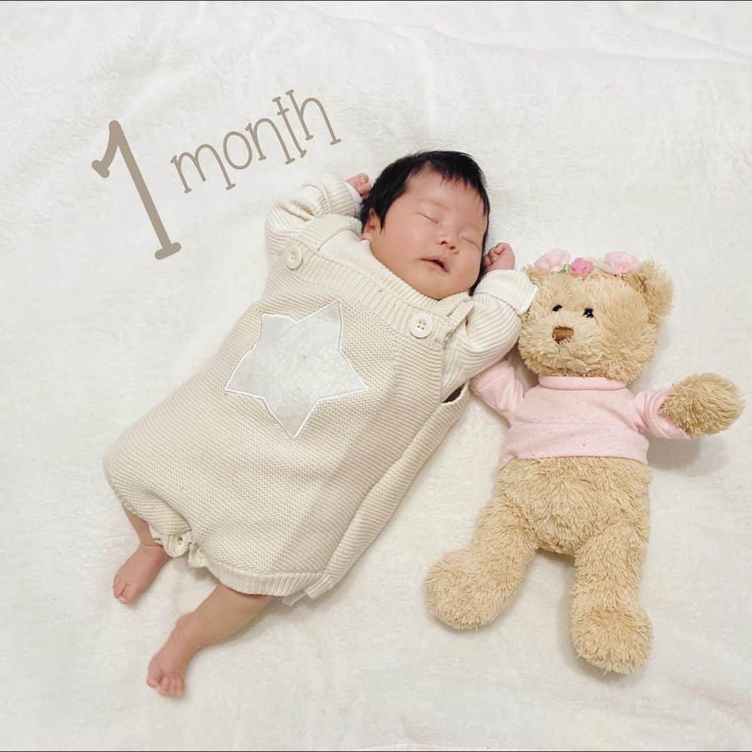 加藤美佳さんのインスタグラム写真 - (加藤美佳Instagram)「1month baby🕊 . . すくすくと成長中☺︎ これからも元気に大きくなってね。 あっという間の1ヶ月でした♡ . . #1ヶ月ベビー #生後1ヶ月 #女の子ベビー #女の子ママ #1month #1monthbaby」11月22日 19時33分 - katomika1212