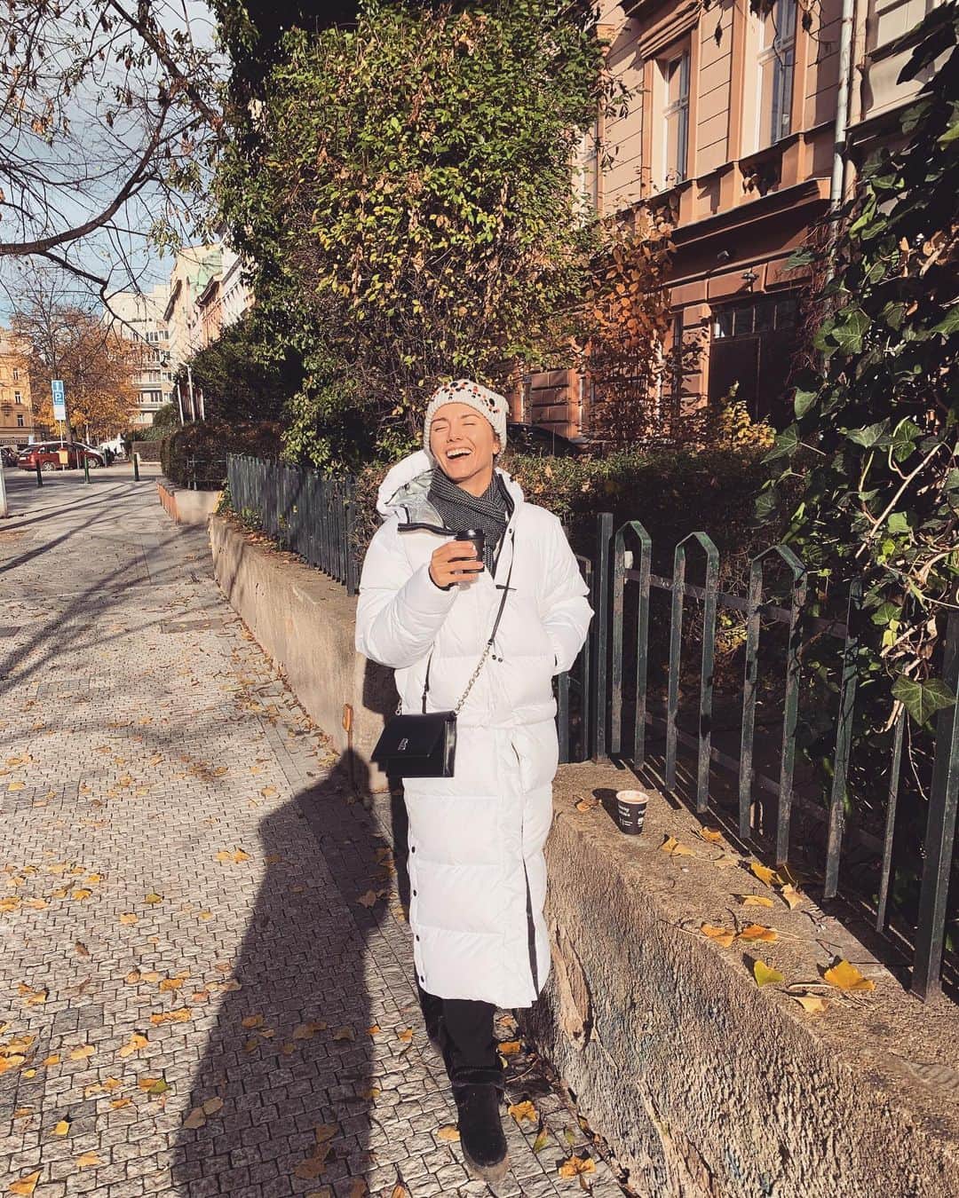 クララ・スピルコバさんのインスタグラム写真 - (クララ・スピルコバInstagram)「Back in my cocoon.🦋 @bogner.official  #happysunday #suncatcher  #winter」11月22日 19時43分 - spilkovaklara