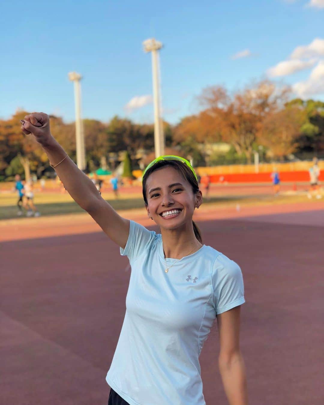 佐野千晃のインスタグラム：「朝早くから金さん主催のマイクロレース10kmと5km、そしてm×kディスタンスにて5000m走ってきました！！﻿ ﻿ 最初場所を間違えて1時間半前に着く予定がアワアワなってしまいましたが←﻿ ﻿ 突っ込んだ割にそこまで落ちず、なんとか10kmベストが出ました！！﻿ ﻿ その後ほぼ時間なく師弟対決で金さんと5km、、！！﻿ ﻿ もうスタートからゴールまで金さんと抜かし抜かされ競りまくり、、！！﻿ ﻿ これはランスマ倶楽部の優秀なカメラマンが全てを撮ってくれてるのでいつの日か放送されると思います🤤﻿ ﻿ そして無事10kmと5kmが稲城で終わって、次は織田フィールドにて5000m！！﻿ ﻿ 移動でおにぎり1つとダークモカフラペチーノ少しだけ飲んだ←﻿ ﻿ 5000mは腸脛靭帯と足の甲がすこーし痛かったけど、21分を切りたくてなんとか粘ってラスト上げてギリギリ、、、、！﻿ ﻿ こちらはYouTubeにて近日公開します🤤﻿ ﻿ 本日走距離20km！！！！﻿ ﻿ そしてランスマ倶楽部見てるよ！とか佐野さん顔晴れとか千晃ちゃんナイスランとか沢山の方に声をかけていただき、写真を撮っていただき、サインも求めて頂きとても充実した1日になりました🤤﻿ ﻿ 大会関係者、金さん、朝から夜まで付き合ってくれたマネージャー、応援してくれた皆さん、NASTYの仲間には本当に感謝でいっぱいです！！！﻿ ﻿ ありがとうございました！！！﻿ ﻿ 明日も織田フィールドで10kmだぁ🤤﻿ ﻿ #run #running #marathon #フルマラソン #マラソン #マラソン女子 #人生自由自在 #走る女子 #ファッション #ウェア #楽しく走る #ランニング #ジョギング #マイクロレース #m×kディスタンス」