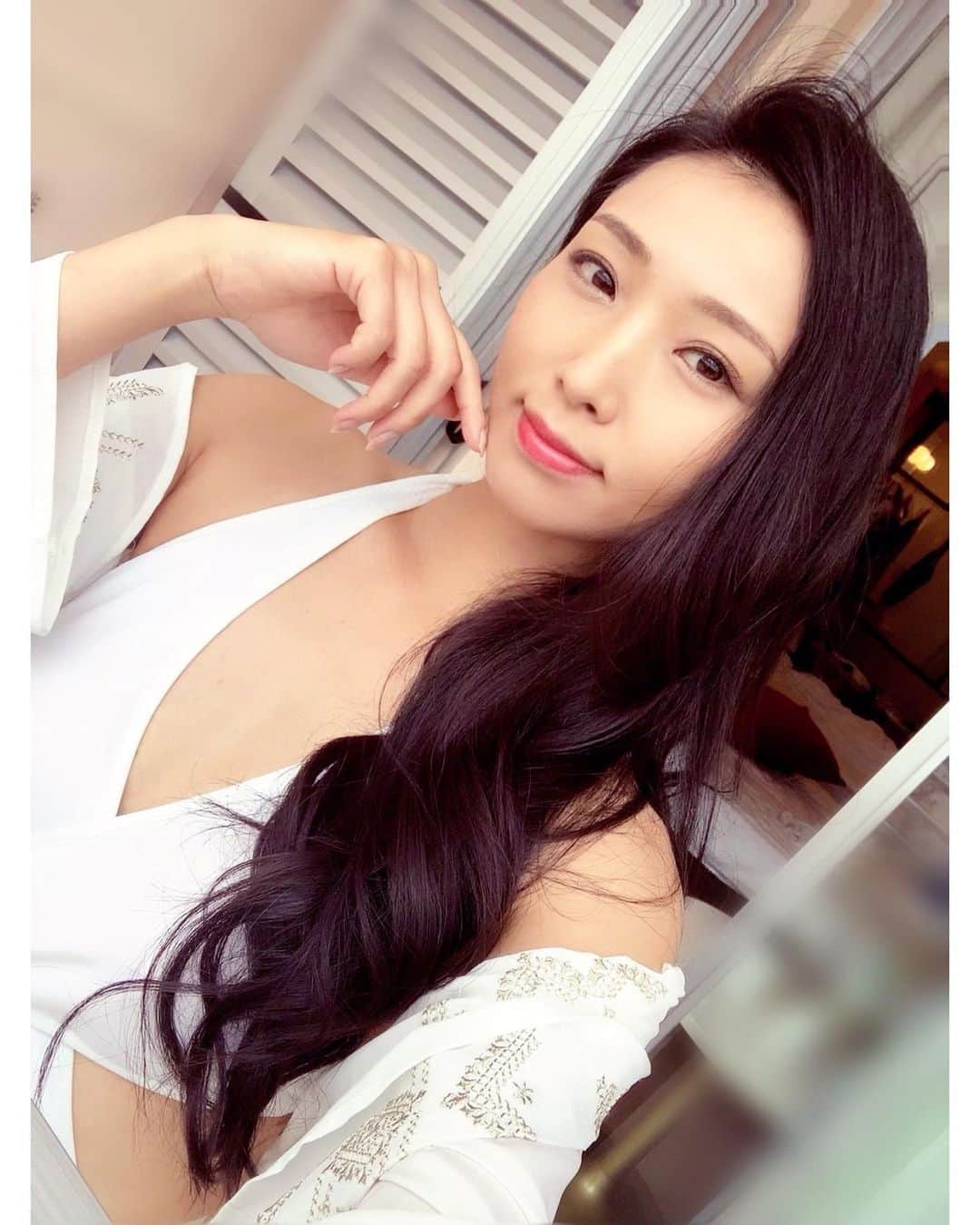 のインスタグラム：「時差スタグラム📷 Go To始まってから特に恩恵を受けていないのは、私だけでは無いはず…笑 . なつき先生の新作アロマパルファン🌹バリの香りが素敵過ぎて南国に行きたくなりました😌🌺 今は海外行けないから残念だけど… . . 記憶の中で3年以上ぶりの水着😂 でも、ウエットスーツを着たので水着にはなっていないんですけどね🤣👙笑 この水着は、MUJのシューティングで着ようか悩んでたんだけど 結局ブルーのセパレートにしました😌 . 基本的に仕事もプライベートも水着は🆖にしているのでレアです👏笑 . #司会 #mc #モデル #model #リポーター #ナレーター #reporter #ナレーション #スポーツmc  #イベント #イベントmc #神戸麻衣 #沖縄 #南国 #南国リゾート #リゾート」