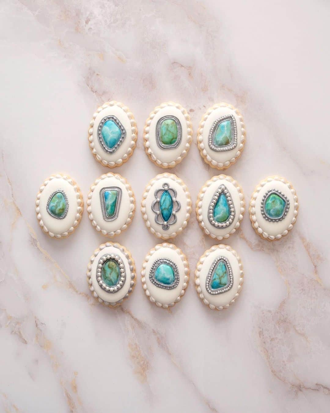 KUNIKAのインスタグラム：「These are my favorite collection turquoise bijou cookies💎  今夜22時、ロンドンの屋根裏部屋からアイシングクッキーのインスタライブをお届け🪐 スーパーに売ってるMcVitie'sのクッキーにアイシングします。 緊急事態宣言中にやっていたインスタライブ、ロックダウンにて今夜、復活です😂🇬🇧  #artofkunika」