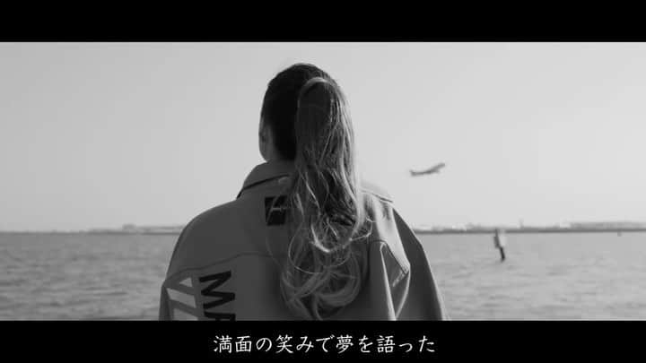 ミッチーのインスタグラム：「上京してきた当時、感じてた気持ちを正直にかきました。 救いがない歌に聴こえるかもしれないけど、当時の僕にとってはそれがリアルで、 ただこの歌で伝えたいことは、もちろん今でも色々あるけどそんな僕もこの歳になってもなんとかやれてるよ、ってことです。 好きなことを続けるって簡単なことではないけど、負けそうな時はそれでいいんだと思います。後に、必ず救われたり、拾ってくれる人がいたり、助けてくれる人がいるから。 僕がそうだったように。  味方は誰もいない 側にあなたもいない 叶える力もない いない、いない、ない、ない 小さな片隅で 膝を抱え泣いてる あの日の残像だけが 今の僕の合図  Directed by Daichi Mihara (FACHANT) @_dryart  Camera: Kei Ichikawa @ichikawakun__  Creative Assistant : Ryo Sugimoto (FACHANT) @ryo.sugimoto_  Lighting : Kei Ichikawa Cast : Mai Kuroda Hair & Makeup: Tomomi Nakamura (FACHANT) @tmm_238  Hair & Makeup Assistant : Nozomi Hayashi (FACHANT) @_nozomi0118_  Supported by : THE MERCHANT OF FACTORIES / Junkymood @junkymood」