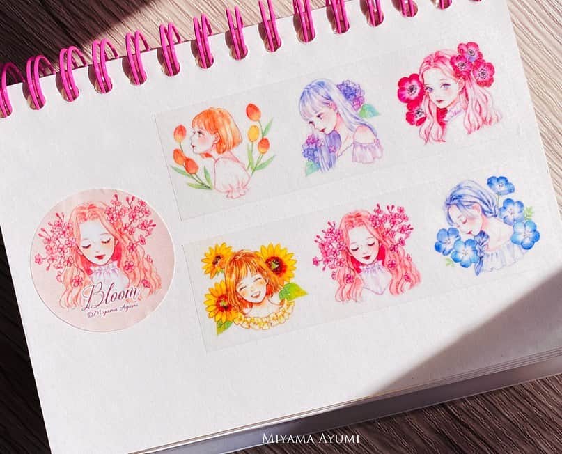 miya(ミヤマアユミ)さんのインスタグラム写真 - (miya(ミヤマアユミ)Instagram)「マスキングテープ「Bloom」できました🌸 6種類の花と女の子を描きました。6人並べても、1人づつシールのように貼っても可愛いです。  30mm × 7mです。 しっかり太めで存在感があります。(1枚目は原画です。)  マーメイドのマステからなんと2年以上振りの新作でした。 ファッションガールの様な女の子メインのデザインを、また作りたいなと随分前から構想を練っていたので形になってとても嬉しいです。  印刷もこんなに鮮明に出来るんだと驚かされる位綺麗です。  明日のコミティアと、後日通販も考えています。  #artwork #watercolor #水彩 #art #illust #illustration #draw #illustrator #イラスト #イラストレーター #手描き #手書き #アナログ #アナログイラスト #ガールズイラスト #miyamaayumi #ファッション #fashion #ファッションイラスト #マステ #マスキングテープ #maskingtape #花 #flowers #冬色プレゼント」11月22日 19時37分 - miya78pic