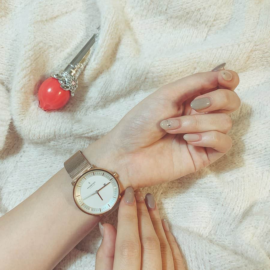兼田日向子のインスタグラム：「🎀 nordgreenさまから 素敵な時計をいただきました💗  ピンクゴールドで肌なじみ良くて 本当どんな場面でも使えるから 届いてから重宝してます🥺✨  しかも、時計を買うとサステナブルな取り組みに協力できるんだとか💡  💧中央アフリカ共和国の方に清潔なお水を届けるプログラム 📚インドの子供に教育を提供するプログラム 🌳中南米の熱帯雨林の保護プログラム  プログラムを選んで協力できるんだって😳 エコフレンドリーなパッケージも使っていて素敵👏🏻  今なら35パーセントオフで買えるので みんな是非サイト見て見てね(*ﾟ▽ﾟ)ﾉ リンクをプロフィールに貼っておきます✨ クーポンコード: HINAKO35 有効期限: 11/21~12/1  #nordgreen#ノードグリーン#腕時計 #サステナブルファッション#サステナブルな暮らし#ネイル#冬ネイル#ネイル2020」