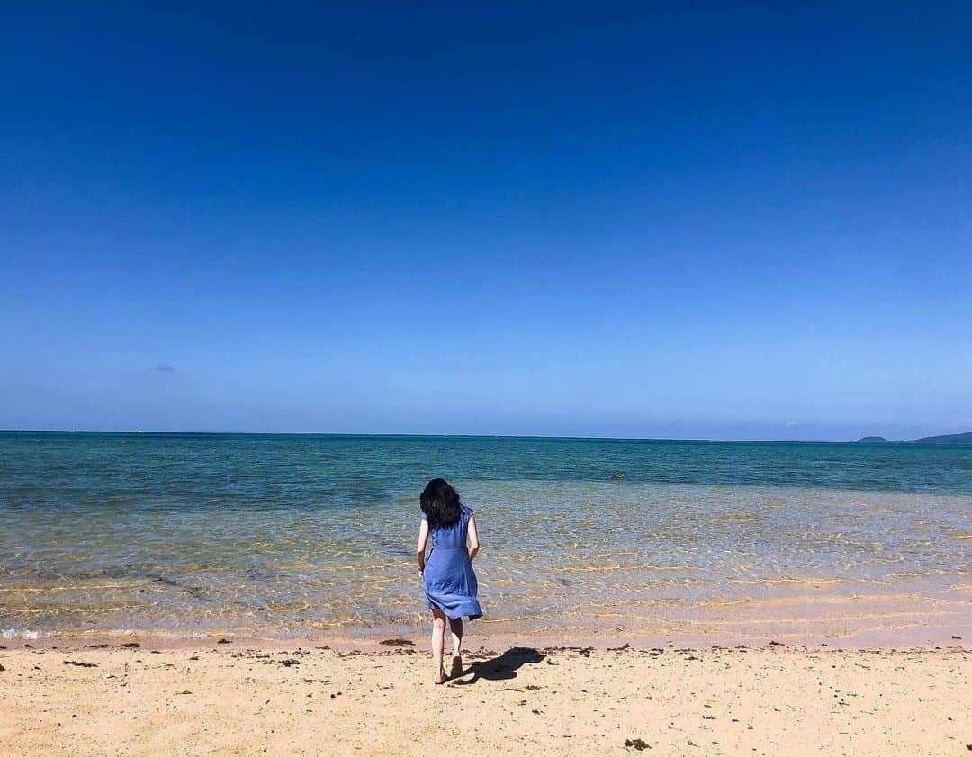 豊田百佳のインスタグラム：「【さっきの投稿の】﻿ 最後の写真の先にはこんなに綺麗な海が広がってました🌞テンション上がって海に入るところを撮影されてました🤫🌿﻿  ﻿ #ccガールズ #ccガールズ3 ﻿ #豊田百佳」