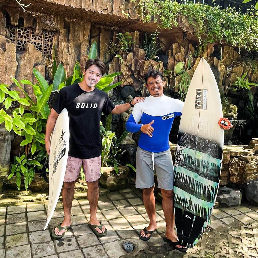 金尾玲生のインスタグラム：「.  Best guide and cameraman  @agus_purnawan08   今回バリで連れて行ってくれたり、 撮影してくれたアグース！  サーフィンも上手いし、日本語もペラペラだから行けるようになったら是非ガイドお願いしてみてね✌︎  #bali #guide  #cameraman #ikushikanai」