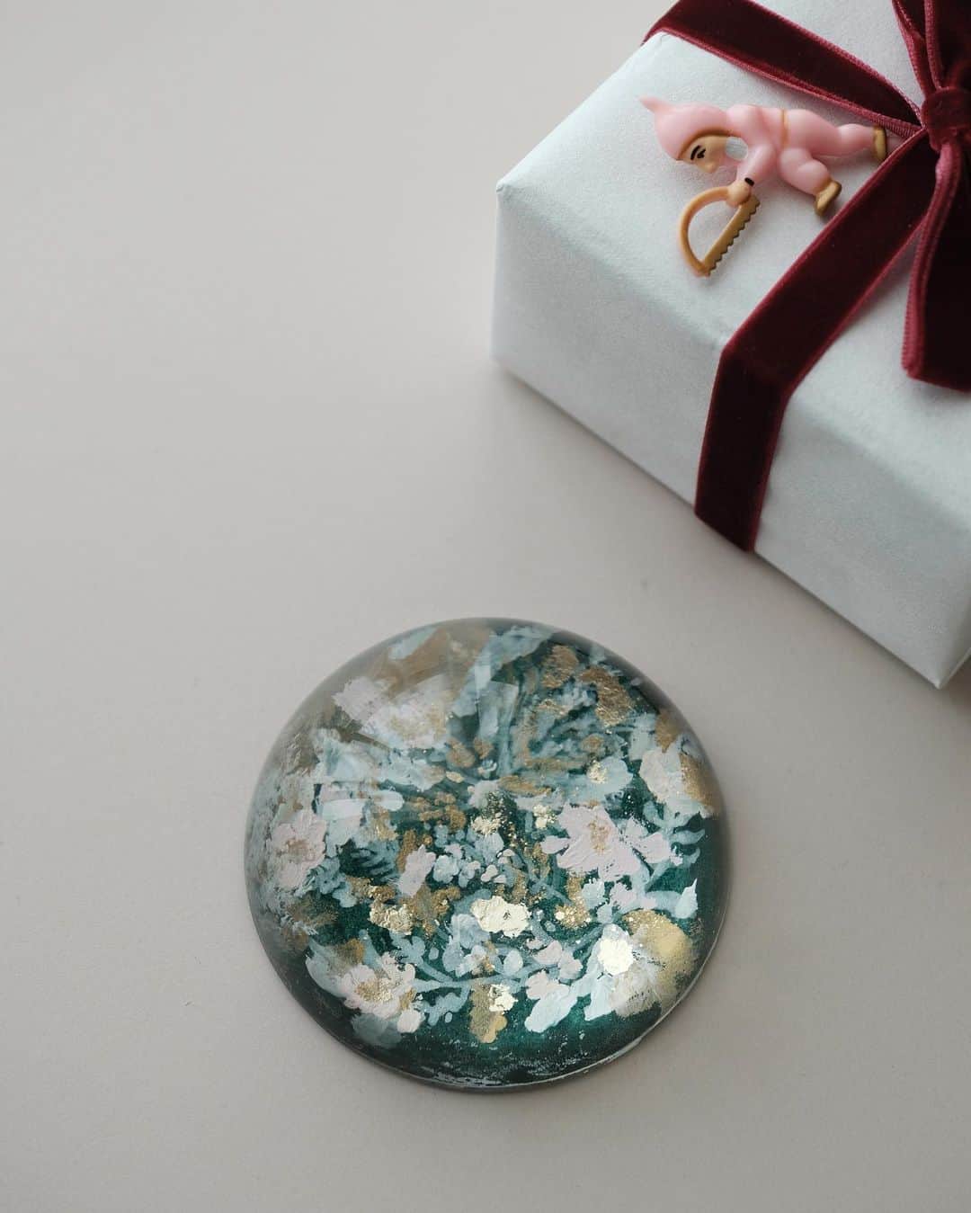 Veronica Halimさんのインスタグラム写真 - (Veronica HalimInstagram)「The Tradition — from our holiday collection.  Inspired by the color and beauty of Christmas wreath arrangement.  — Available from our online shop (link on profile) — #truffypi #paperweight #domeproject #glasspaperweight #personalizedgift #handpainted #painting #madetoorder #mixmedia  #calligraphystyling #tabletop #stationery #カリグラフィースタイリング  #artobject #waterdrop #bespokestationery #bespokegift #personalizedgift #monogram #calligraphylifestyle #artisanmade」11月22日 19時39分 - truffypi