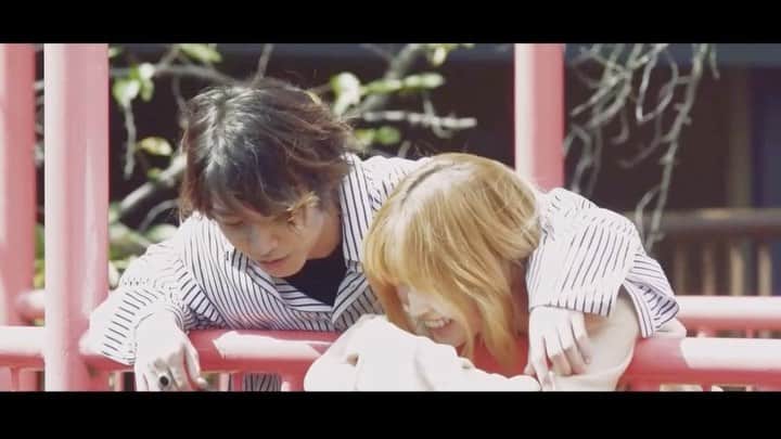 ミッチーのインスタグラム：「大人になってからの恋愛観というか、そのリアルな毎日をかいてみました。 MVで恋人役で出演してくださってる松岡広大さん、菅野莉央さんの2人の画が綺麗すぎて、 そして可愛すぎて何回MV見たか、、素敵なお2人にご出演頂き本当に素敵なMVになりました。ありがとうございました！ 是非ご覧ください。  どんな瞬間だって 君を怠ったりしない そんなロマンスをくれる 愛しい人  Directed by Koji Kawano @kawanokoji Camera: Shigeru Tajima  Lighting: Takaaki furuhashi Cast: Koudai Matsuoka @koudai_matsuoka.official Rio Kanno @rio_kanno.official  Hair & Make Up: Tomoyo Horie @sekainohorie Eri Shimoda(For cast) Styling: Tomoko Ichikawa @fashion_bba  Kazuyo Koiso(For cast) Production assistant:  Katsuhiro Suzuki @katsuhiro___suzuki  Producer: Chikako Nakabayashi @nkbyc Production / Booster Project Supported by: Junkymood @junkymood/」