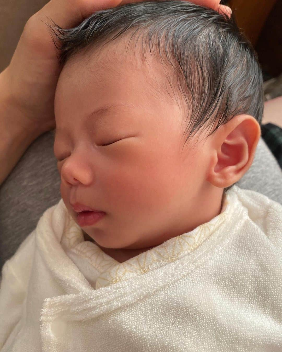 鬼辻麻衣さんのインスタグラム写真 - (鬼辻麻衣Instagram)「🥱 🍼 👶  寝てる時に寝ぼけて ふっふえぇっ😫って一瞬泣く時の声と顔が たまらなく可愛い🧡 順調に親ばかになってます🐑🤍笑 ・ 生後17日目の📸 #新生児　#2w3d #あくび」11月22日 19時40分 - kitsumai