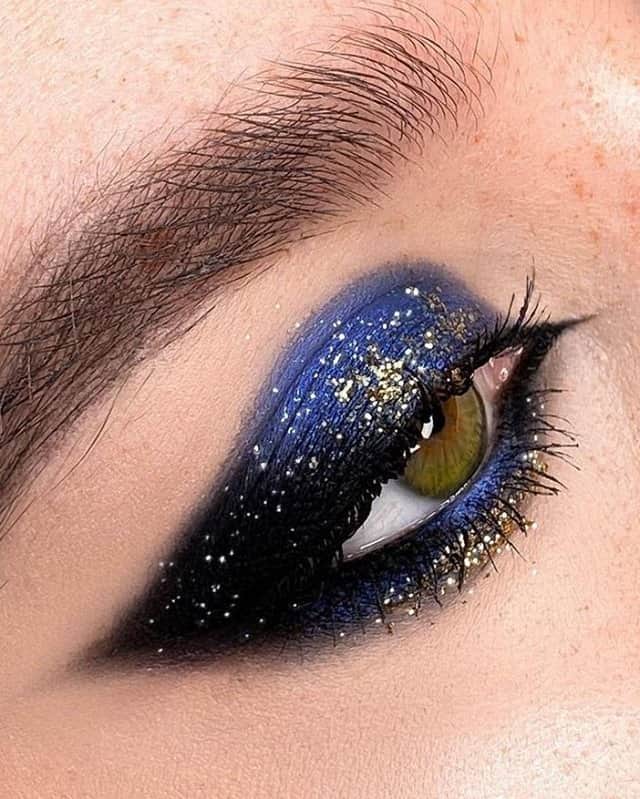 MAKE UP FOR EVER OFFICIALさんのインスタグラム写真 - (MAKE UP FOR EVER OFFICIALInstagram)「Nights in blue satin. ⁣ @mbelkovsky creates intensity using:⁣ #AquaResistColorPencil in shade 1 Graphite and 8 Deep Sea⁣ #ArtistColorShadow in shade D104 Black Diamond and D222 in Night Blue⁣ #StarLitGlitter in shade S401 Intense Gold⁣ #SmokyStretchMascara⁣ _⁣ ⁣ #makeupforever」11月22日 19時42分 - makeupforever