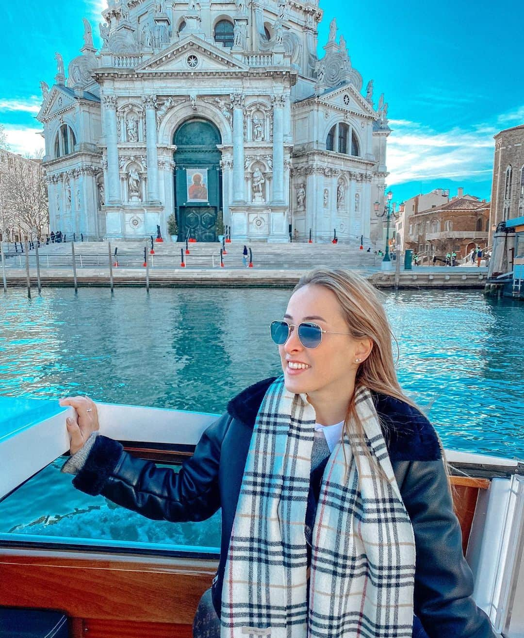 カルロッタ・フェリートさんのインスタグラム写真 - (カルロッタ・フェリートInstagram)「Venezia in love ♥️ swipe per vedere il vero insta vs reality」11月22日 19時42分 - carlyferly