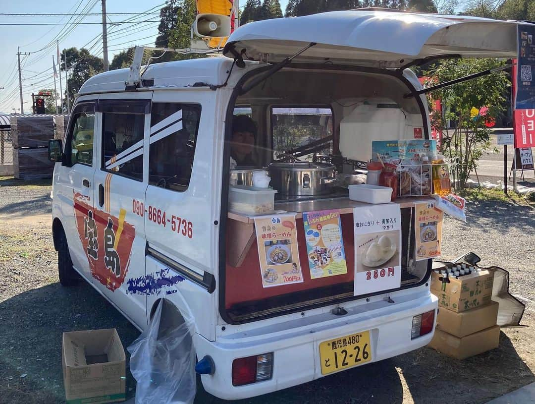 晃栄住宅さんのインスタグラム写真 - (晃栄住宅Instagram)「本日もトモニハ中郷マルシェ 開催中です☺️✨ 15時から上棟式でお菓子まきもありますよ〜🙈🤍 ぜひ遊びにきてください😊🤝  構造見学会やスタンプラリーも開催中です😳✨ 普段見れないお家の仕組みをこの機会にぜひご覧ください🙋‍♀️🤍 写真は昨日の様子をご紹介🙋‍♀️  さて本日の出店者様です😊 🍜ラーメン宝島 味噌ラーメン @takarajima_ramen_kagoshima  🍛チャイカフェビスヌ タンドリーチキン、チキンびりやに、チーズナン、カレー弁当 @chaicafe_bishnu   🥩炭火焼肉さつま 牛すじ煮込み丼、牛タン丼、チャンジャ巻き @sumibiyakiniku_satsuma   👜smilehouse 雑貨販売 @smilehouse4448   🧸miraculouse @miraculous28614  ワークショップ（キャンディバック、マスクチャーム）  🐶わんこちゃんshop 子犬のわんちゃん5匹、看板わんちゃん、ペット用品  わんちゃんを飼っている方は、一緒に連れてぜひ遊びに来てください🥰✨」11月22日 10時50分 - kouei_jutaku