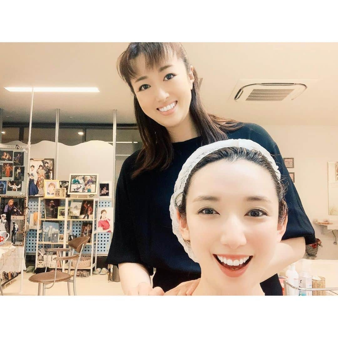 沙央くらまさんのインスタグラム写真 - (沙央くらまInstagram)「みっちゃんさんの赤ちゃん抱いたどー👼 去年までバリバリに舞台をされていた#北翔海莉　さん。 久々にお会いしたらお母さんになってはりました！ なんて素敵なファミリーでしょう❤︎旦那さまの#藤山扇治郎 さんとのレアな4人ショット📸  スッキリした清々しい私の顔のワケは、 なんと！！みっちゃんさんじきじきの#古武道　での施術を#エスブランコ　さんで受けてきました。 お会いするだけでパワーをくださるみっちゃんさんに施術までして頂けるなんて、元気になりすぎて、現役男役時代が甦ったー！と叫ぶ程。  リモートなどで腰も疲れていた様で、施術後はむくみもとれて、身も心もすっきりしました！  2枚目の写真はエスブランコ　#リバイブルゲル　を使っての施術。左のフェイスラインが施術後、右は施術前。 左右差に感動！！もちろんこのあと右もしてくださりw 💆‍♀️ばっちりリフトアップ✨  日本の伝統的な古武道をもとに、筋肉を本来の位置に戻し、さらに役によって体や顔もデザインしていく素晴らしい技術。 さすがみっちゃんさん！  関西に行かれた際は皆さまも是非、みっちゃんさんの施術を受けに行かれてみてください❤️  【エス ブランコ】 大阪市浪速区恵比寿西2-3-6 アマツビル１階 (電話)06-7777-7009 月〜金　１３時〜１６時  @esbranko.salon   更に詳しくその時のエピソードを#STORYweb に載せました☺︎ 是非#コマブロ　読んでみてください♪  #沙央くらま #コマスタ #リフトアップ #体質改善 #エステ #ボディデザイン #古武道エステ #大阪サロン #コマブロ」11月22日 10時45分 - kurama_sao