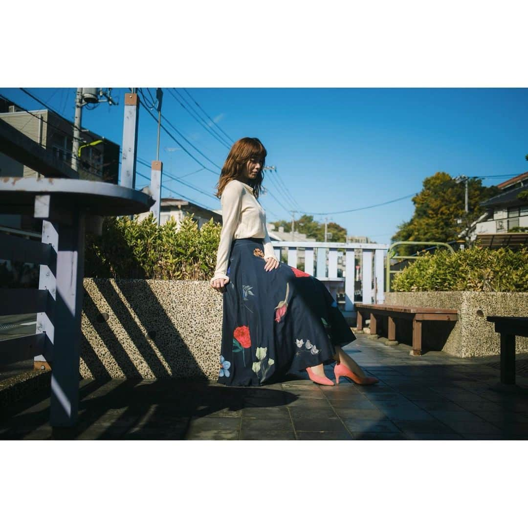 長江愛美さんのインスタグラム写真 - (長江愛美Instagram)「先日、photographer📷endo junさんに撮っていただきました🌹  お天気に恵まれ、暑いくらいの最高な気候で☀️ お散歩しながらの楽しい撮影🚶‍♀️📷 テンションの上がる言葉をいただきながら撮っていただいたので、調子に乗りましたね😗🌹笑  たくさんあるので、少しずつ🧚‍♀️  #撮影 #photographer #ポートレイト #写真 #モデル #カメラマン #散歩 #天気 #amerivintage  #fashion  #fhotography  #model  #自然」11月22日 10時46分 - manamin.512