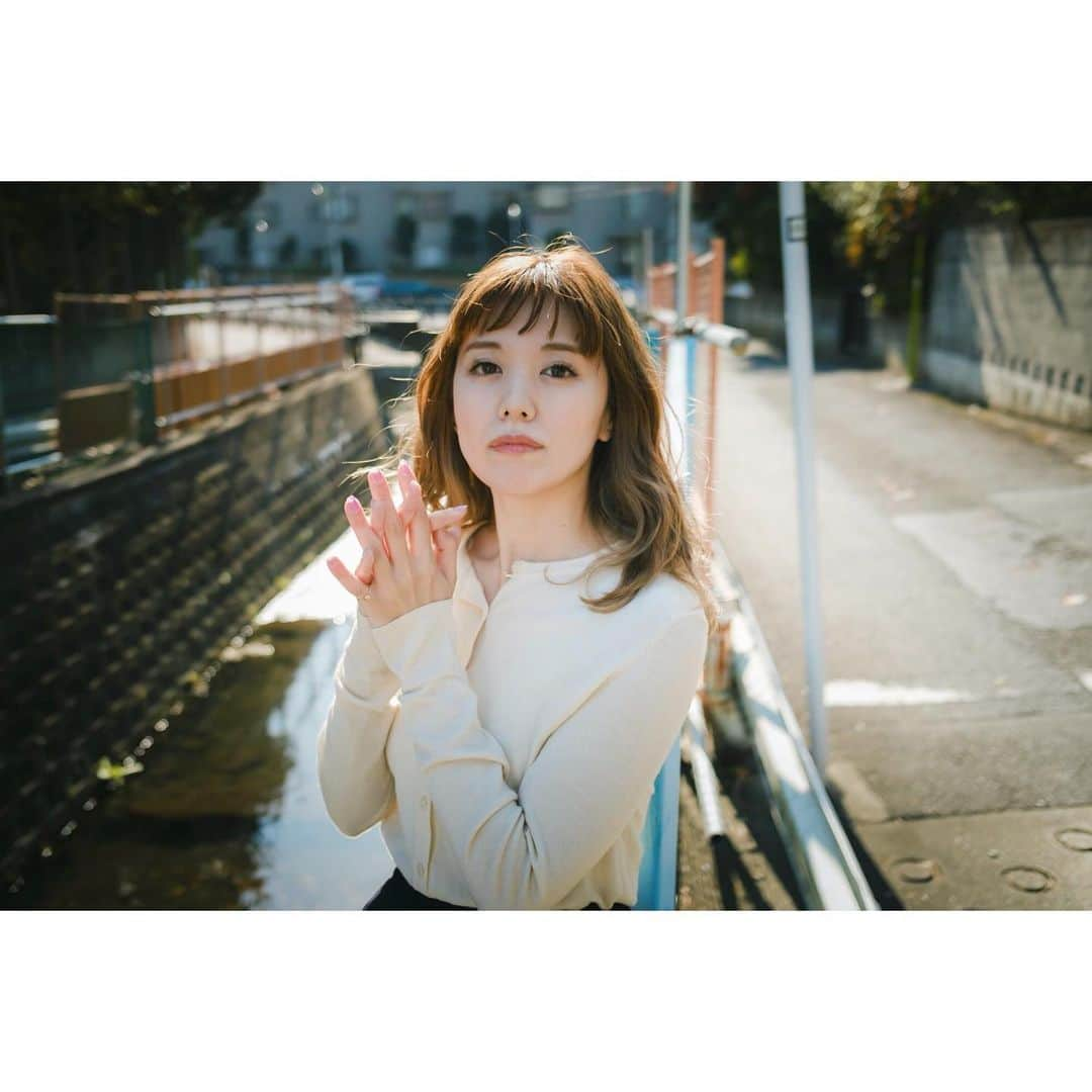 長江愛美さんのインスタグラム写真 - (長江愛美Instagram)「先日、photographer📷endo junさんに撮っていただきました🌹  お天気に恵まれ、暑いくらいの最高な気候で☀️ お散歩しながらの楽しい撮影🚶‍♀️📷 テンションの上がる言葉をいただきながら撮っていただいたので、調子に乗りましたね😗🌹笑  たくさんあるので、少しずつ🧚‍♀️  #撮影 #photographer #ポートレイト #写真 #モデル #カメラマン #散歩 #天気 #amerivintage  #fashion  #fhotography  #model  #自然」11月22日 10時46分 - manamin.512