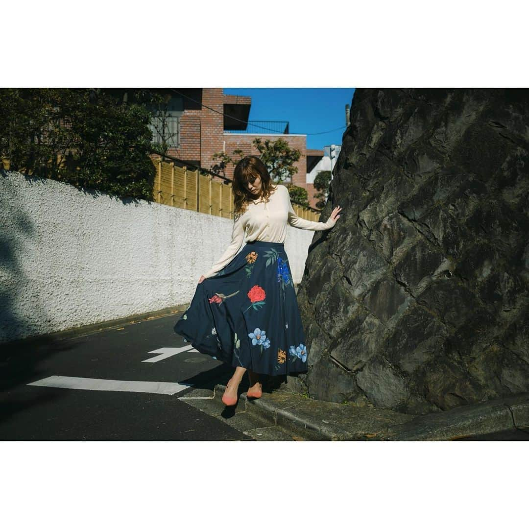 長江愛美さんのインスタグラム写真 - (長江愛美Instagram)「先日、photographer📷endo junさんに撮っていただきました🌹  お天気に恵まれ、暑いくらいの最高な気候で☀️ お散歩しながらの楽しい撮影🚶‍♀️📷 テンションの上がる言葉をいただきながら撮っていただいたので、調子に乗りましたね😗🌹笑  たくさんあるので、少しずつ🧚‍♀️  #撮影 #photographer #ポートレイト #写真 #モデル #カメラマン #散歩 #天気 #amerivintage  #fashion  #fhotography  #model  #自然」11月22日 10時46分 - manamin.512