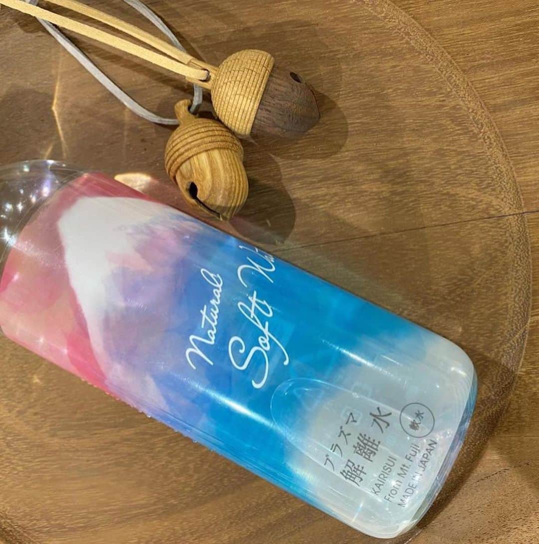 25ans Beautyさんのインスタグラム写真 - (25ans BeautyInstagram)「@satoko.bonton より、みなさま、こんにちは。 今日は細胞の潤い対策におすすめのお水をご紹介いたしますね。  私たちは日々、さまざまな形で水分をとっていますが、ほとんどが細胞に取り込まれずに排出され、細胞内は慢性的な水不足に陥っているようです。  このお水は水素原子(H+)にまで解離させたものなので細胞内にまでたっぷりの潤いをもたらしてくれるのでエイジングケアにピッタリ。  カラダは70%が水で満たされていることが理想なのですが、人は20代後半の成長期を過ぎると小腸で水を解離する能力が低下するため、細胞内の水はどんどん減り、カラダの砂漠化が進んでしまいます。60代以上になると体水分率は40%以下にまでダウン。細胞内の水の現象は、免疫力の低下やお肌のシワ・乾燥・たるみなどの老化現象にもつながります。  ☆解離とは 水分子（H20）を水素原子（H+）とOH-イオンにすること  残念なことにお茶やコーヒー、ジュースなどの水分は、細胞内に入らずに排出されてしまいます。 お水は、“アクアポリン”という水専用の通路を通って細胞内に入ることができますが、解離した水素原子(H+)の場合、水分子(H20)よりも効率よく、すばやく通り抜けることができます。解離した水素原子(H+)だけが細胞内に。  “アクアポリン”を介して細胞内により多くの水を取り込むために、私たちの小腸は約3時間をかけて水を水素原子(H+)に解離する作業を行っているのです。   その点、解離水は小腸での解離作業が必要なく細胞内に到達してくれるのが◎  天然ミネラル　#バナジウム　を豊富に含むpH7.57のお水は、身体が求めているのか、初めて飲んだときボトル一本をあっという間に飲んでしまいました♡ お水は重いのでオンラインでまとめてお取り寄せが便利です。  by 松田さと子  #プラズマ解離水　#細胞を潤す水　#解離水 　#お肌にうるおい　#水　#水分補給　#ナチュラルローソン　#cisca #細胞　#美肌　#健康　#美活　#デトックス @plasma_kairisui #美意識高い人と繋がりたい  #自然の恵み  #ナチュラルライフ　#美容情報　#25ans #エレ女」11月22日 10時51分 - 25ans_beauty