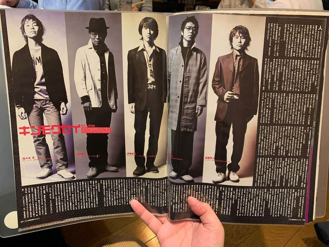 キンモクセイさんのインスタグラム写真 - (キンモクセイInstagram)「絶賛発売中の雑誌『散歩の達人』12月号「町田・相模大野」特集。取材は10月初旬でした。まずは活動再開のきっかけの場とも言えるまほろ座で撮影とインタビュー。担当の方がガチのファンでいてくださって、ファイル何冊ものキンモクセイの記事の切り抜きが登場。ときわさんでのインタビューの二次会（？）ではそれを肴に大いに盛り上がりました。」11月22日 10時47分 - kinmoku_official