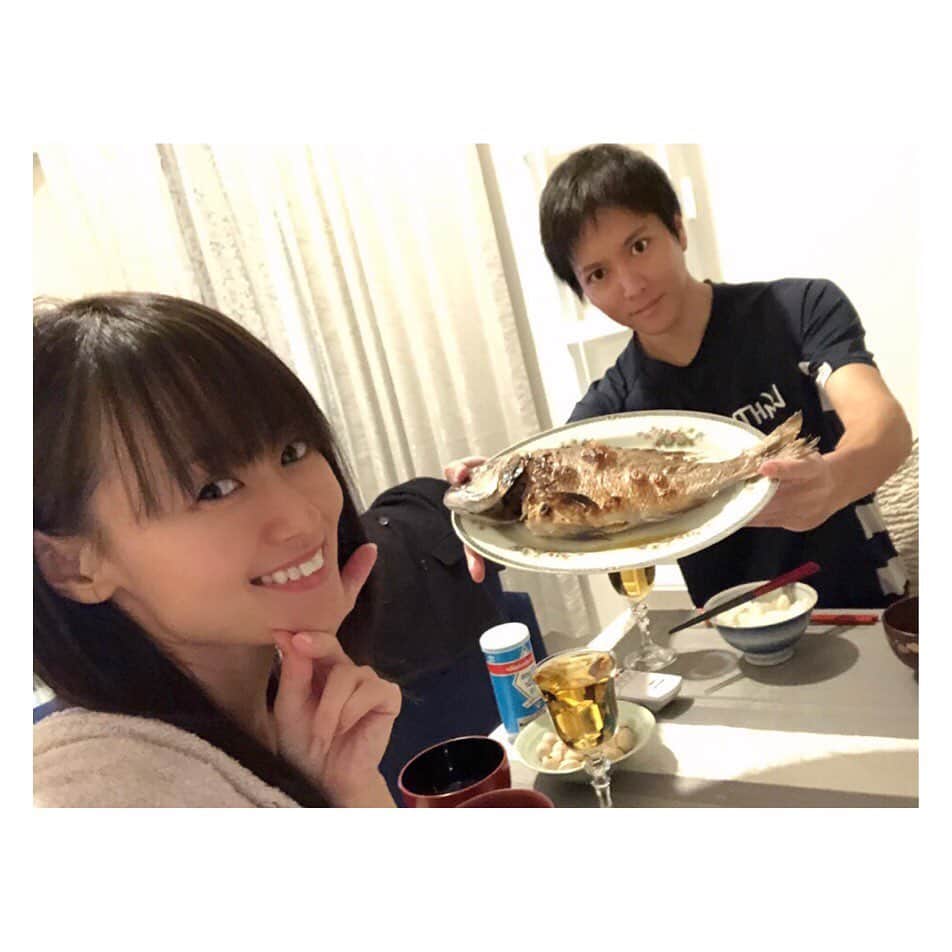 柳野玲子のインスタグラム：「本日は結婚記念日✨ 入籍して一年が経ちました😊 昨夜は「めでタイ」と夫がタイを買ってきてくれたので前祝い🐟🍻 結婚願望のなかった私ですが、今や結婚って良いなぁと思うことも多く、そう思わせてくれているのは夫なので感謝です🙇‍♀️ 来年もこの先も変わらず笑顔で記念日を迎えられるよう、楽しい日々を送れるよう、人生色々あると思いますが力を合わせて乗り越えられるよう、頑張ろうと思います🥰 今後ともよろしくお願い致します🙇‍♀️✨ #いい夫婦の日 #入籍記念日 #ステイホーム #祝一年 #結婚記念日 #おうちごはん #ありがとう #おめでとう」