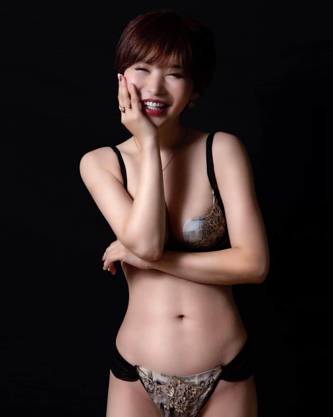 里美ゆりあのインスタグラム：「今日は美味しいモンラッシェを飲みたい気分😙  #hello  #photography  #photo #camera #cameraman  #model #series #smile #写真 #写真好きな人と繋がりたい  #カメラ #カメラマン #笑顔 #笑 #里美ゆりあ」