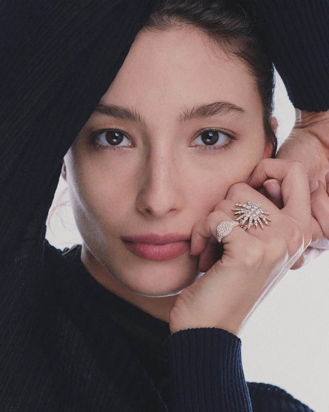 デビッドヤーマンのインスタグラム：「🌟Make a bold statement with a Starburst ring and a #DYPinky🌟 #TapToShop #DavidYurman」