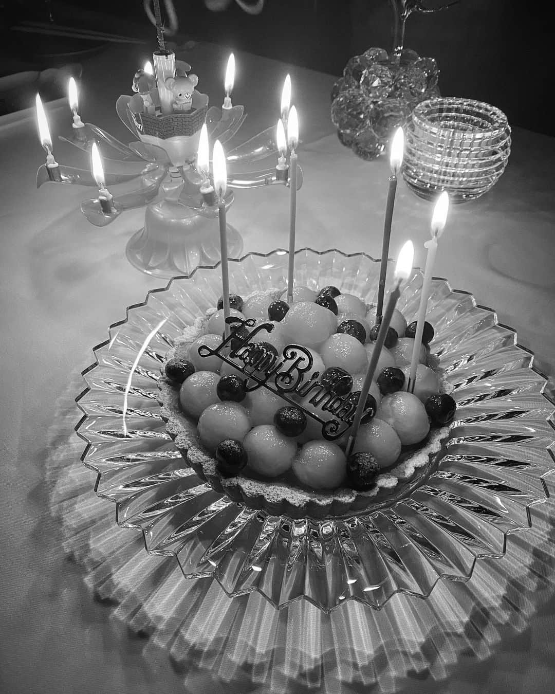雨宮みずきさんのインスタグラム写真 - (雨宮みずきInstagram)「． フルーツタルト🍈🎂🖤 ． フルーツボーラーで 2種類のメロンをくり抜いたよ♪♪ 久しぶりのお菓子作り楽しかったな〜♡♡ タルト台は自分好みにしたくて アーモンドクリームに🥧 ． カスタードクリームとかゼラチン系 生クリーム系も作るの苦手だから うまく作れるようになりたい🥺 ． #handmadecake #birthdaycake #fruitscake #fruitstart #baccarat」11月22日 10時56分 - ammymzk0926