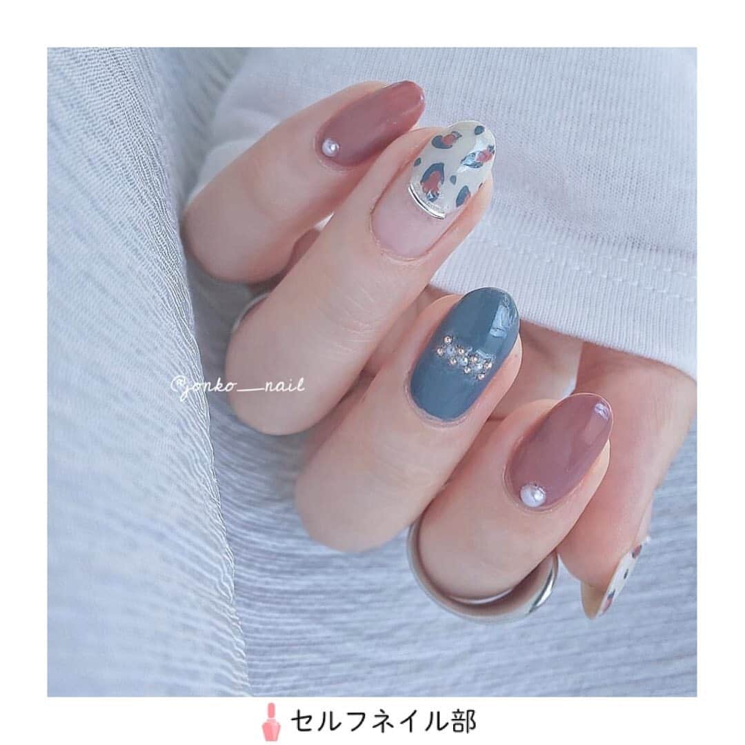 セルフネイル部 公式アカウントのインスタグラム：「﻿ (@jonko_nail)さんの、﻿ 「変わり種レオパードネイル』を紹介します💅﻿ ﻿ ○howto﻿ 【人差し指・小指】▶ピンク(S010)を2度塗り。根元にパールパーツを置く。﻿ 【中指】▶ブルー(グレージュブルー)を2度塗り。横にパールパーツを並べ、隙間を埋めるようにプリオンを置く。﻿ 【親指・薬指】▶ホワイト(S007)で円を描くように丸フレンチを描く。その上にピンクで模様を描き、ブルーで｢こ｣の字を描くように模様を囲む。丸フレンチのラインに沿ってカーブパーツを付ける。﻿ ﻿ ○item﻿ ❁pa_nail﻿ S007 S010﻿ ❁gene_tokyo﻿ グレージュブルー﻿ ❁allthatnail_jp﻿ ハーフパール_セット_ホワイト﻿ メタルブリオンセット ミックス﻿ カーブパーツセット_2﻿ ﻿ ○point﻿ いつものレオパードをくすみピンクとくすみブルーで描くという変わり種レオパネイルです♡﻿ アニマル柄が苦手だなという方は丸フレンチにしてさり気なく取り入れると派手すぎずお洒落にきまると思います◡̈*.。﻿ ﻿ 《セルフネイル部プロデューサー高橋からのコメント📝》﻿ 綺麗なレオパ柄ですね😍綺麗めなアニマル柄ネイルすてきです💅﻿ ﻿ #ネイル#ジェルネイル#ジェル#セルフネイル#セルフネイル部#フラワーネイル#セルフジェル#マニキュア#ポリッシュ#ネイルアート#セルフジェルネイル部#ほぼ100均ネイル#ネイルシール#100均ネイル#美甲#셀프네일#ポリッシュネイル#冬ネイル﻿ #nail#polish#selfnail#nailpolish#nails#japannail#nailart#instanail」
