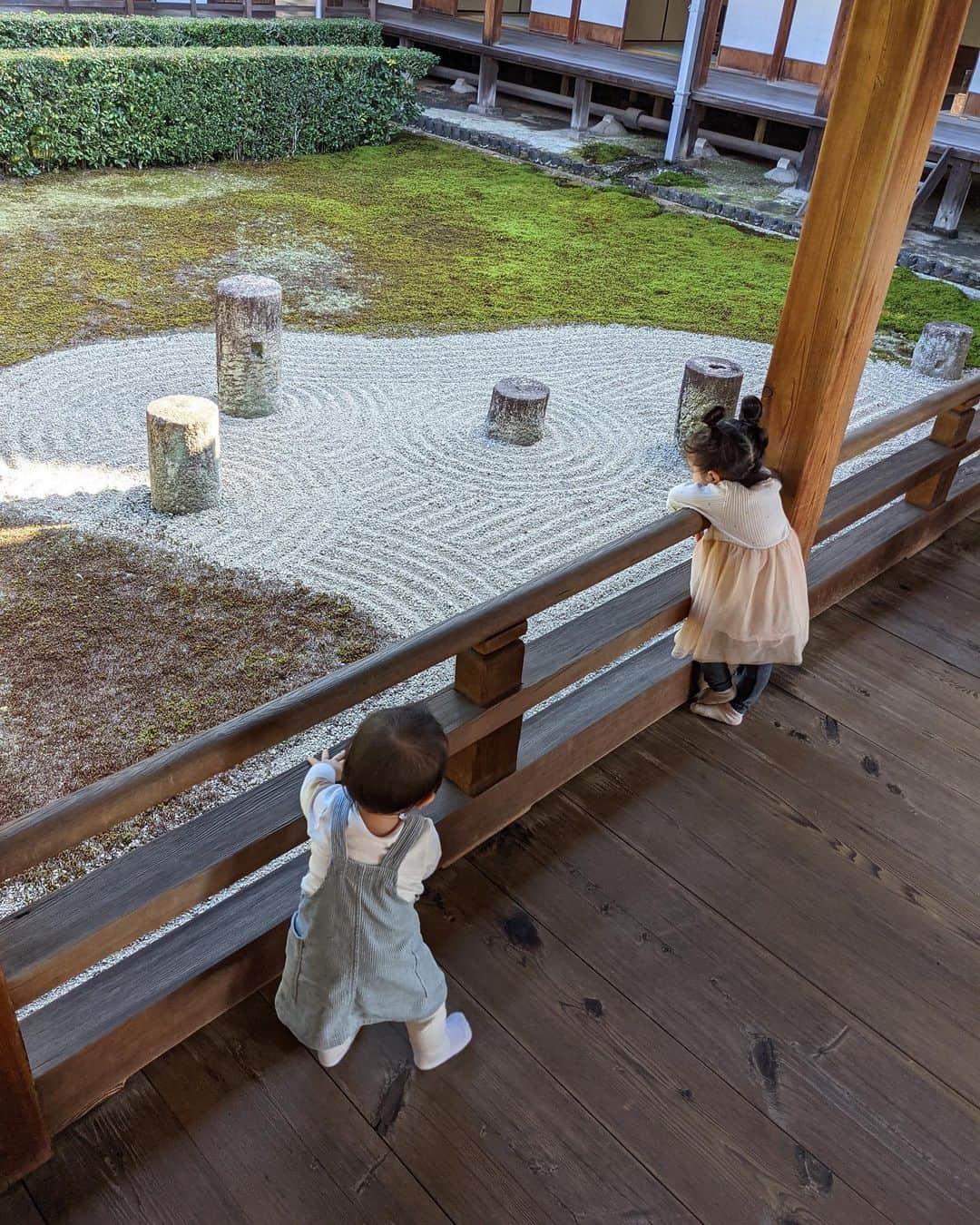 来夏さんのインスタグラム写真 - (来夏Instagram)「#🪐 奥深き庭園✨ この空間に景色や思想が表現されていたり、 歴史や伝統が凝縮されている作品、 こんな世界があるなんて私知らなかった〜😳  2枚目の北斗七星を表している円柱は 東司の解体時にでた廃材を使用したものなんだって💎  いたるところにヨガに通ずるものを感じた🧘‍♀️  これからはもっとゆっくりじっくり 眺めたいなと思ったよ😌  東福寺の歴史ある伽藍の力強さに 圧倒されっぱなしでした✨ @tofukuji_zen_temple   #東福寺 #京都 #禅 #重森三玲 #日本庭園 #八相の庭 #北斗七星 #kyoto #autumn #2020 #pixelで撮影」11月22日 11時08分 - rairairaika