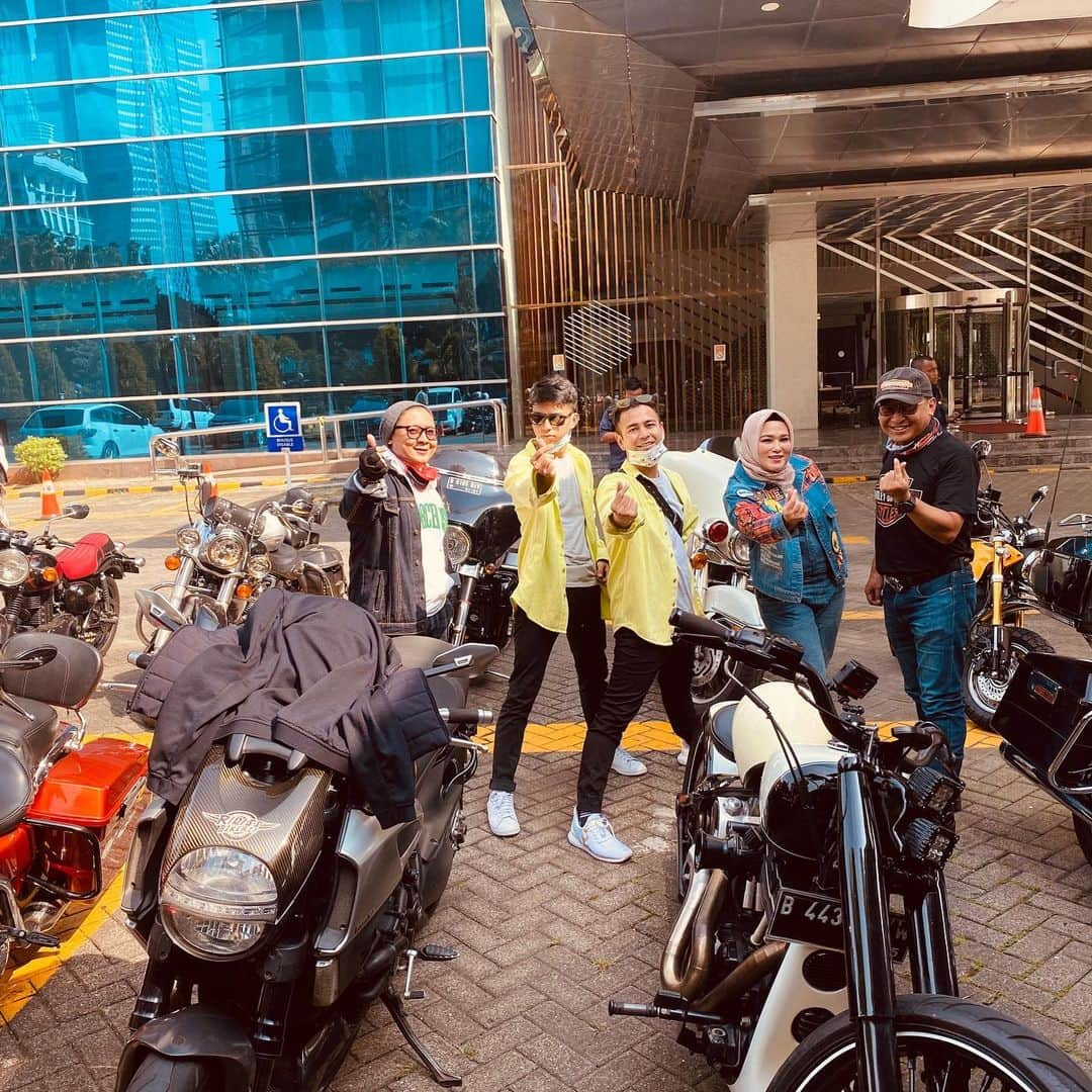 Raffi Ahmadさんのインスタグラム写真 - (Raffi AhmadInstagram)「Motorannn Pagii 🏍 Yuhuuuu Dimas Ahmad X Raffi Ahmad 😁 Slide Terakhir Mana si Dimas / mana si Raffi ???? 🤣」11月22日 11時00分 - raffinagita1717