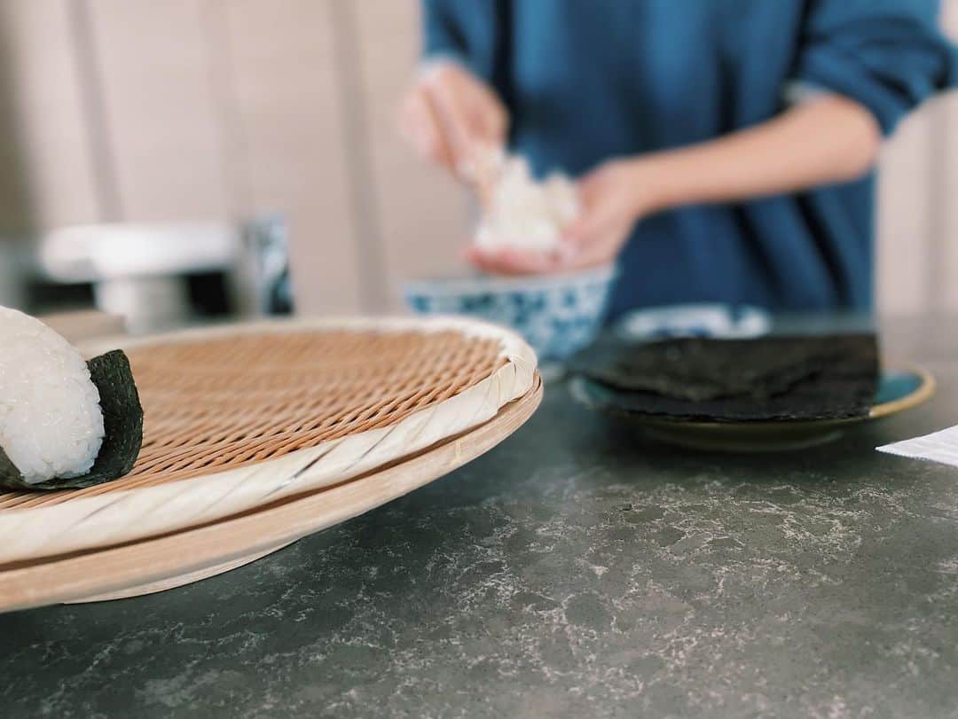 原田沙奈子さんのインスタグラム写真 - (原田沙奈子Instagram)「炊きたてご飯で塩むすび。 ちょっと贅沢な気分。  お味噌汁の具はカボチャと里芋。 この里芋は保育園の年長さんが里芋掘りに行っておすそ分けしてくれたもの。 小さな手で掘ったんだろうなぁ…♡  最近ハマってるぬか漬けは大根、人参、きゅうり。 しっかり漬けたのが好きな旦那さんとアマネに対して、ちょっと浅めに漬けたのが好きな私。←もちろん決定権はワタシ  トロトロに熟れた柿がデザート。  笊は合羽橋、お椀は #喜八工房 、湯呑みは #村上祐仁 、ぬか漬け入れたのは #bunaco 、鉄瓶は #岩鋳 です。 （ちゃんと忘れずにできたー☺️ホッ）  皆さま素敵な日曜日を♡  #おうちごはん#あさごはん#おむすび#アマネ食べるシリーズ」11月22日 11時01分 - sanakoharada