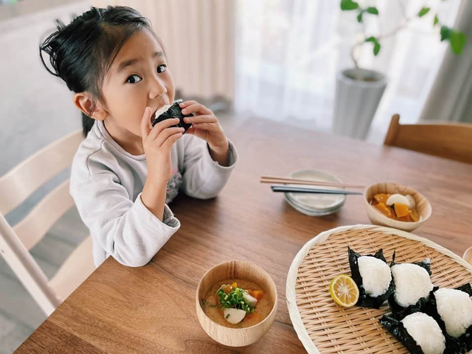 原田沙奈子さんのインスタグラム写真 - (原田沙奈子Instagram)「炊きたてご飯で塩むすび。 ちょっと贅沢な気分。  お味噌汁の具はカボチャと里芋。 この里芋は保育園の年長さんが里芋掘りに行っておすそ分けしてくれたもの。 小さな手で掘ったんだろうなぁ…♡  最近ハマってるぬか漬けは大根、人参、きゅうり。 しっかり漬けたのが好きな旦那さんとアマネに対して、ちょっと浅めに漬けたのが好きな私。←もちろん決定権はワタシ  トロトロに熟れた柿がデザート。  笊は合羽橋、お椀は #喜八工房 、湯呑みは #村上祐仁 、ぬか漬け入れたのは #bunaco 、鉄瓶は #岩鋳 です。 （ちゃんと忘れずにできたー☺️ホッ）  皆さま素敵な日曜日を♡  #おうちごはん#あさごはん#おむすび#アマネ食べるシリーズ」11月22日 11時01分 - sanakoharada