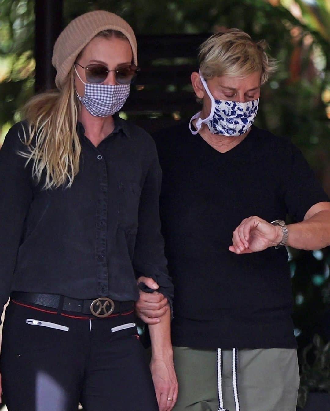 Just Jaredさんのインスタグラム写真 - (Just JaredInstagram)「Ellen DeGeneres (@theellenshow) & wife @portiaderossi wrap their arms around each other while out shopping together. #EllenDeGeneres #PortiaDeRossi Photos: Backgrid」11月22日 11時01分 - justjared