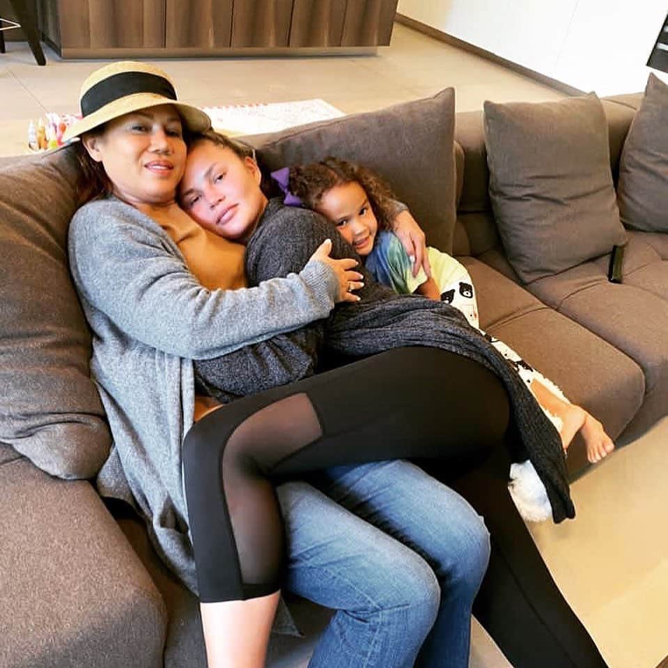 E! Onlineさんのインスタグラム写真 - (E! OnlineInstagram)「Chrissy Teigen is taking in all the snuggles from her mom after revealing she had "the hardest 4 days of (her) life." Link in bio ❤️. (📷: Instagram)」11月22日 11時02分 - enews