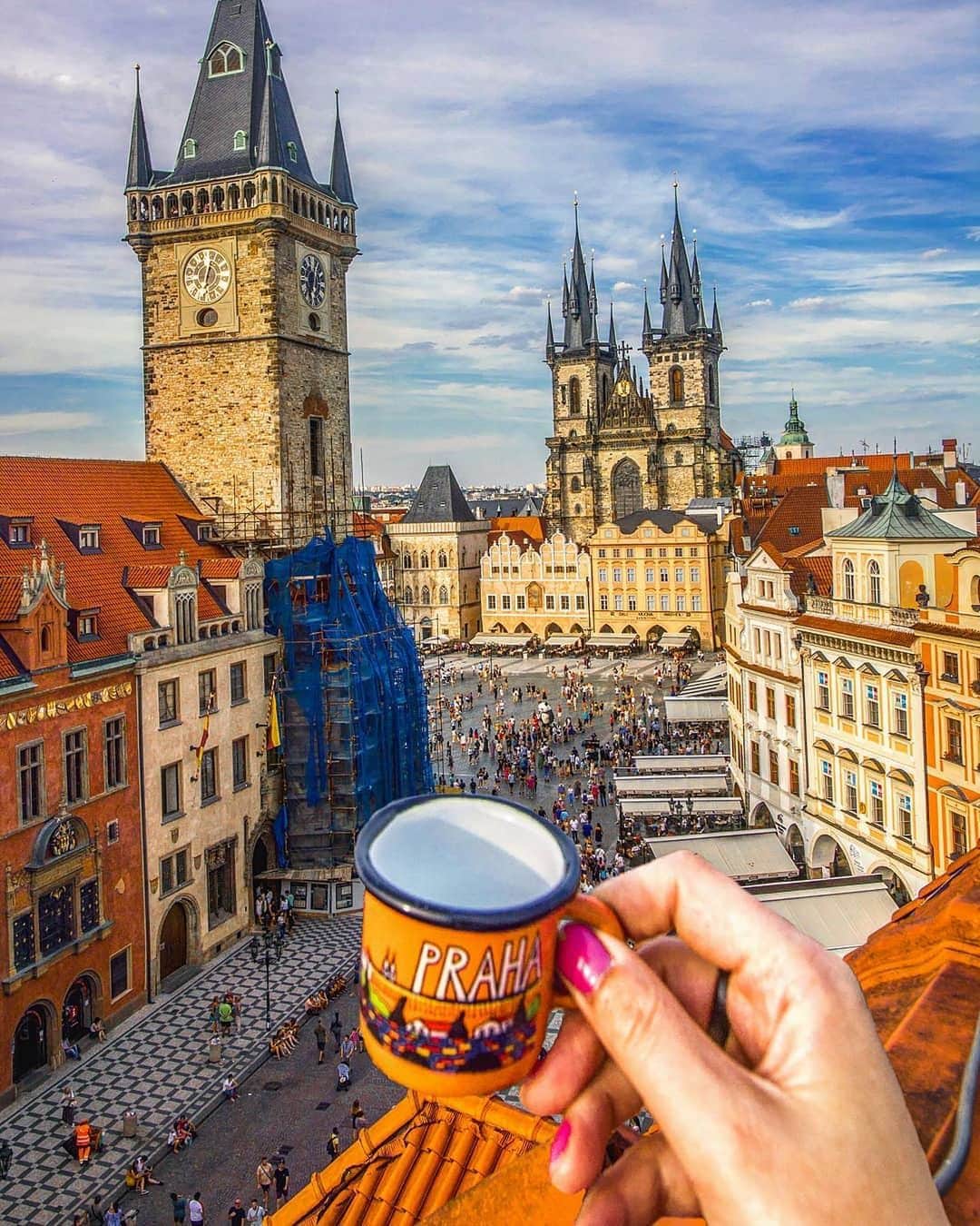 BEAUTIFUL DESTINATIONSさんのインスタグラム写真 - (BEAUTIFUL DESTINATIONSInstagram)「If you only have 24 hours in Prague, what would you do? 🇨🇿 Add these helpful BD tips to your bucket list for when you explore this historic city! 📝  1. Discover their vibrant café culture and try their specialty coffee. 2. Marvel at their architectural structures, like the Jubilee Synagogue. 3. Indulge in ice cream while enjoying the view. 4. Visit the Strahov Monastery, where you can find one of most beautiful libraries in the world. 5. Explore its colorful streets. 6. Pass by the Dancing House to visit "Ginger & Fred" and its gallery. 7. Leisurely pass time by the Vltava River. 8. Witness a sea of red roofs from a vantage point. 9. See the Prague Astronomical clock—the oldest working astronomical clock in the world.  10. Watch its magical sunsets. Go to Charles Bridge for the best view!  📸 @ournextflight 📍 Prague, Czech Republic」11月22日 11時02分 - beautifuldestinations