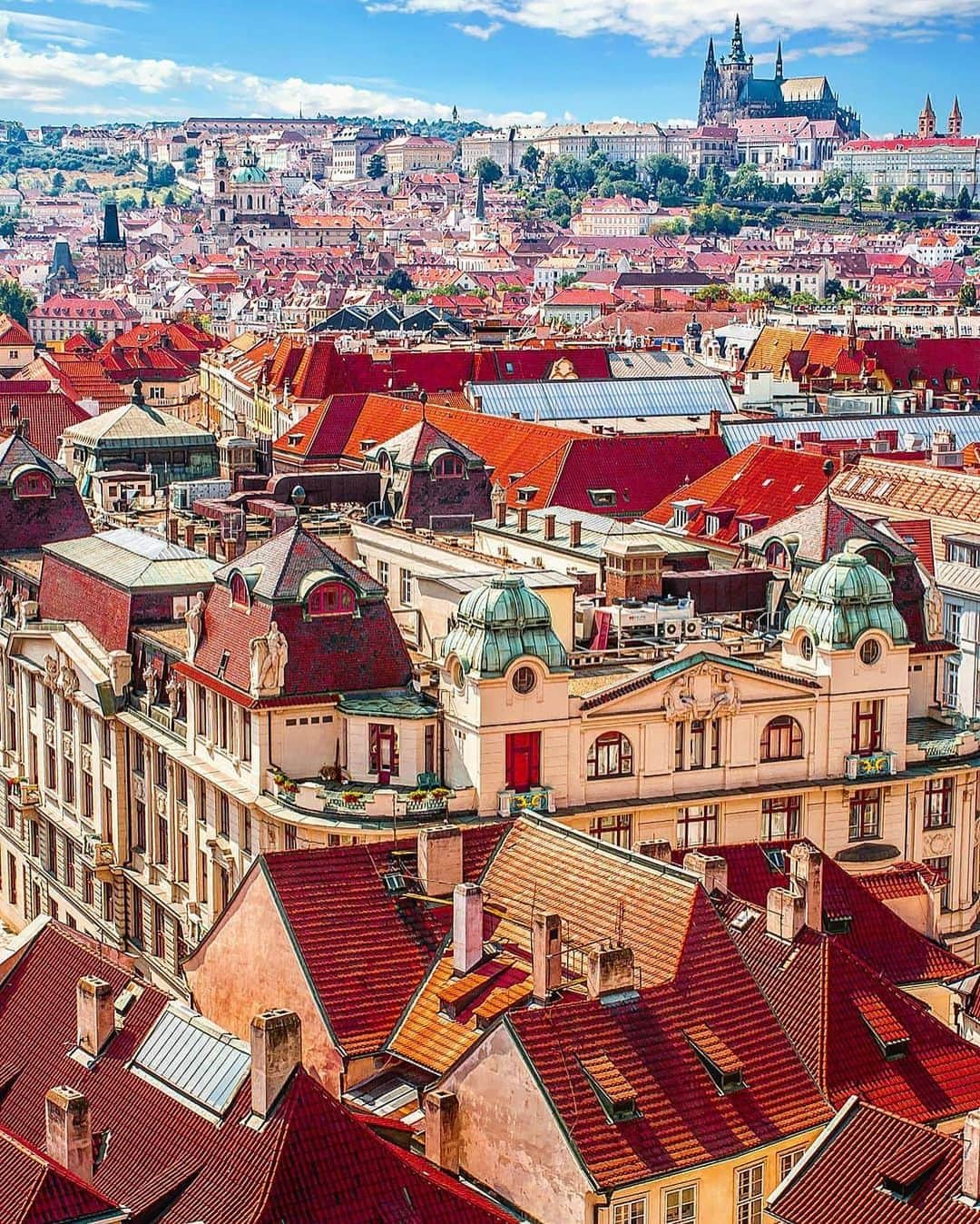 BEAUTIFUL DESTINATIONSさんのインスタグラム写真 - (BEAUTIFUL DESTINATIONSInstagram)「If you only have 24 hours in Prague, what would you do? 🇨🇿 Add these helpful BD tips to your bucket list for when you explore this historic city! 📝  1. Discover their vibrant café culture and try their specialty coffee. 2. Marvel at their architectural structures, like the Jubilee Synagogue. 3. Indulge in ice cream while enjoying the view. 4. Visit the Strahov Monastery, where you can find one of most beautiful libraries in the world. 5. Explore its colorful streets. 6. Pass by the Dancing House to visit "Ginger & Fred" and its gallery. 7. Leisurely pass time by the Vltava River. 8. Witness a sea of red roofs from a vantage point. 9. See the Prague Astronomical clock—the oldest working astronomical clock in the world.  10. Watch its magical sunsets. Go to Charles Bridge for the best view!  📸 @ournextflight 📍 Prague, Czech Republic」11月22日 11時02分 - beautifuldestinations