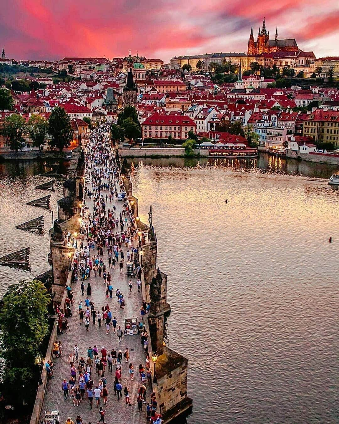 BEAUTIFUL DESTINATIONSさんのインスタグラム写真 - (BEAUTIFUL DESTINATIONSInstagram)「If you only have 24 hours in Prague, what would you do? 🇨🇿 Add these helpful BD tips to your bucket list for when you explore this historic city! 📝  1. Discover their vibrant café culture and try their specialty coffee. 2. Marvel at their architectural structures, like the Jubilee Synagogue. 3. Indulge in ice cream while enjoying the view. 4. Visit the Strahov Monastery, where you can find one of most beautiful libraries in the world. 5. Explore its colorful streets. 6. Pass by the Dancing House to visit "Ginger & Fred" and its gallery. 7. Leisurely pass time by the Vltava River. 8. Witness a sea of red roofs from a vantage point. 9. See the Prague Astronomical clock—the oldest working astronomical clock in the world.  10. Watch its magical sunsets. Go to Charles Bridge for the best view!  📸 @ournextflight 📍 Prague, Czech Republic」11月22日 11時02分 - beautifuldestinations