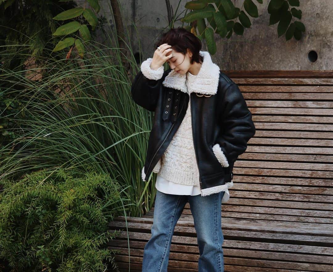 Eri Koyamaのインスタグラム：「. 厚手ニットの上からも余裕の #フェイクムートンボアブルゾン . 11/26まで対象アウターと ¥9,900までのニットとの組み合わせで お得すぎる¥20,000セット🥺✨✨ . @ungrid_official @ungrid_staffsnap @eri_koyama_ #153cmコーデ」