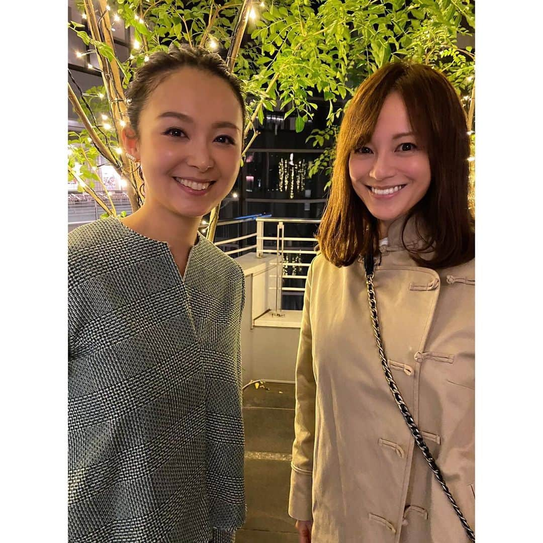 白石みきさんのインスタグラム写真 - (白石みきInstagram)「そしてライブではお久しぶり🥰な里穂さんにもお会い出来きました。  里穂さんは私の永遠の憧れの女性。 可愛い可愛い里穂さん🥺神様に感謝したくなる程、素晴らしい存在の里穂さん🥺  見てくださいよ🤣 この写真の私のにやけ顔ったら🤣　  この日は松下さんのライブの余韻と里穂さんにお会い出来た喜びでスキップしながら帰りたくなるほど　良い夜でした。  #美 #憧れ #最高な夜 #お写真を撮る時だけマスクを外させていただきました♡#スキップしたくなる喜び←表現が昭和🤣」11月22日 11時10分 - miki_shiraishi1115