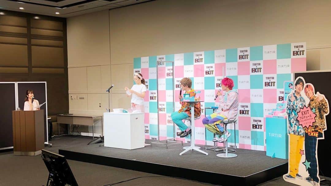新保友映のインスタグラム：「昨日はTIRTIR produced by EXIT 新商品発表会の司会をさせて頂きました🎤 今をときめくEXITのお2人。私も好きで息子も大好きで、お2人が出演されている番組なども見ていましたが、大活躍&大人気の理由が改めてよくわかりました✨ 超多忙にもかかわらず、常に物腰柔らかく、誰に対しても丁寧な対応で、サービス精神超旺盛、お仕事に対して真摯に向き合い、たくさんの人を喜ばせることを心底楽しんでいらっしゃることが伝わる。女性だけでなく男性スタッフもその姿勢に惚れる、そんな現場でした。  新商品もお仕事にあたり使わせて頂きましたが、話題の成分CICAが入っていて、さらにデイリー使いできるのが嬉しい😃店頭に並ぶのが楽しみです！  お世話になった皆さんありがとうございました✨  #EXIT #りんたろー さん #かねちー さん #EXITプロデュース #tirtir #ティルティル  #티르티르  #新商品 #cica #シカ #虎が傷を治す時に 🐯 #使っていたと言われている成分  #リシカバイオクレンジングパッド #リシカバイオクレンジングバーム #デイリーシカアンプルマスク #シカリニューイングピュアツーステップキット #スキンケア #スキンケア用品 #コスメ #韓国コスメ #한국화장품 #記者会見 #司会 #MC #アナウンサー #フリーアナウンサー」