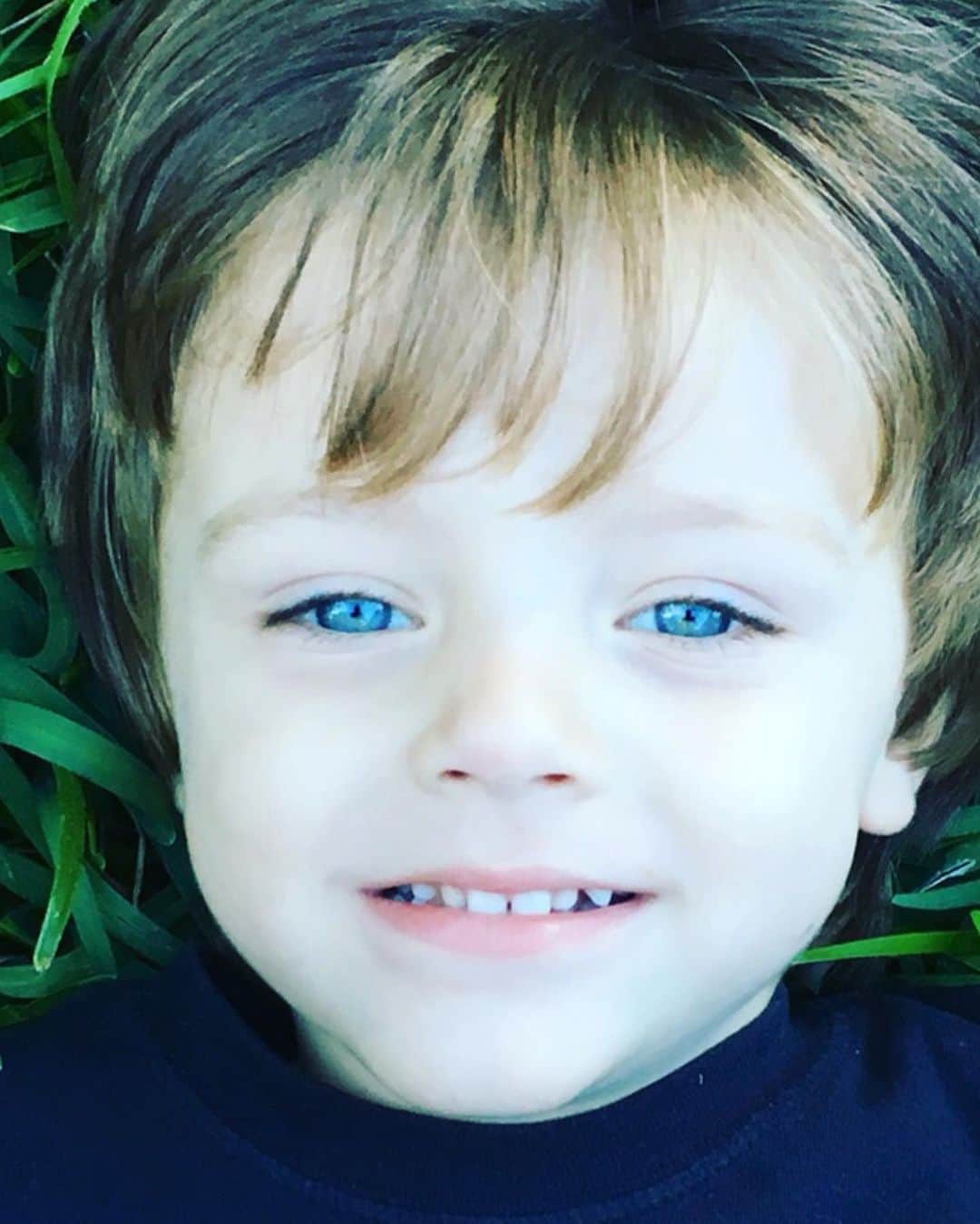 のインスタグラム：「No es día de TBT pero el teléfono me recordó esta hermosa foto.  Esos ojos que me regalan todos los días esa mirada, una mirada que me hizo ver, descubrir el amor 💓 verdadero ese que solo una mamá puede sentir.   Gracias 😊 hoy y siempre a la vida por cada momento al lado de esos ojos   Amo ser mamá de mi par de príncipes   DINA&MITA   #ojosdemamá」