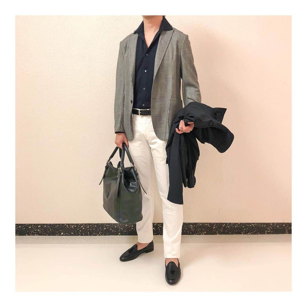 Felisi Japan 〔フェリージ〕さんのインスタグラム写真 - (Felisi Japan 〔フェリージ〕Instagram)「【Jacket Style for MEN】 . Finjack(フィンジャック)のモノトーンベースの 小柄なグレンチェック素材を使用した、 アンコンタイプの軽く柔らかなテーラードジャケット。 . ジャケットスタイルとしてタイドアップにはもちろんですが、 軽いシェイプのボックスシルエットで、 カーディガンのような手近な羽織物として、 カット＆ソーやニットなどのカジュアルアイテムにも合わせていただけます。 . さまざまな働き方の変化にも、お持ちのお洋服にも、 柔軟に対応出来て取り入れやすい、そんな新しいテイストのジャケットです。 他にグレーやネイビーのセットアップタイプもご用意しております。 . . Jacket：Finjack Price：¥78,100 . Shirt：GIRELLI BRUNI Price：¥19,800 . Blouson：MONTEDORO Price：¥84,700 . Pants : INCOTEX Price : ¥36,300 . Shoes : LOASC Price : ¥51,700 . Belt : Felisi Price : ¥25,300 . Bag : Felisi Price : ¥119,900 . . ただいまフェリージ直営店・オンラインショップにて 「x5ポイントキャンペーン」を開催しております。 通常、ポイント還元率3％のところ、 期間中は5倍の15％と大変お得な期間となっております。 キャンペーンは11/25(水)までとなっておりますので、 ぜひこの機会をご利用ください。 . . . #felisi #felisiselection #jacket #jacketstyle #finjack #montedoro #incotex #loasc #mensfashion #フェリージ #フェリージセレクション #ジャケットコーデ #ジャケットスタイル #グレンチェック #モノトーンコーデ #フィンジャック #インコテックス #モンテドーロ #ロスク #トートバッグ」11月22日 11時13分 - felisi_japan