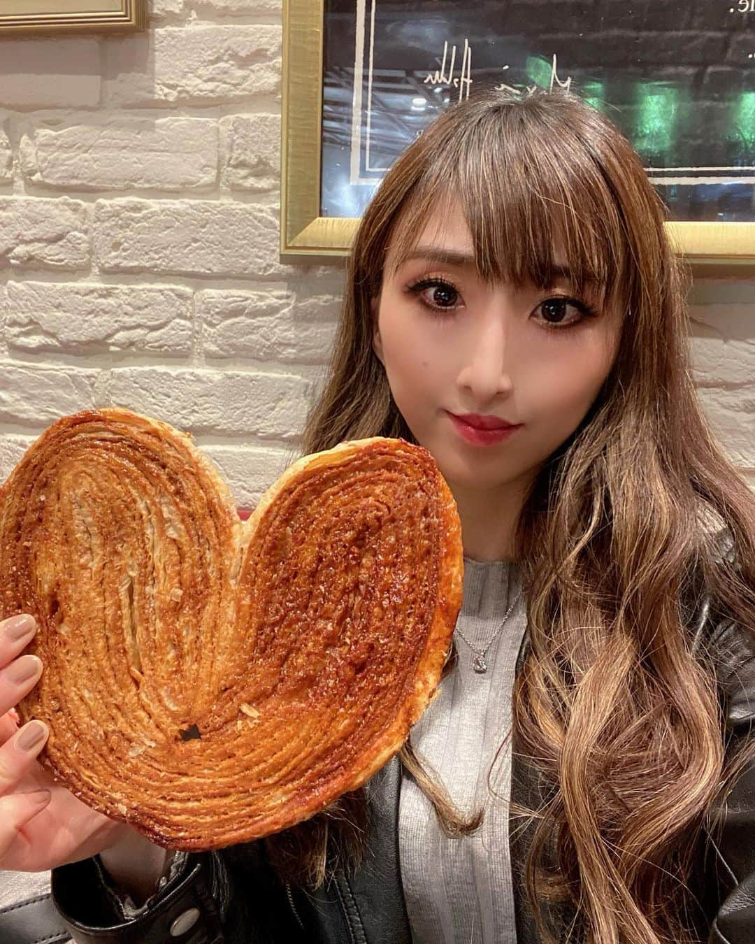 Erenaさんのインスタグラム写真 - (ErenaInstagram)「🥨Palmier🥨 I came to this cafe because I wanted to eat a big pie.  どれだけBIGサイズかって…😳😳😳 こんなに大きいんだよーー🙌🤭🙌 この大きさにビックリして顔が笑っていない…🤣www . . #breakfast#PAUL#tea#cafe#カフェ#モーニング#朝カフェ#紅茶#アールグレイ#パルミエ#サクサクパイ#ハート型#パン#クロワッサン#サンドイッチ#チーズ#エメンタールチーズ#グリュイエールチーズ#白ワイン#解禁」11月22日 11時14分 - o1.erena.1o_