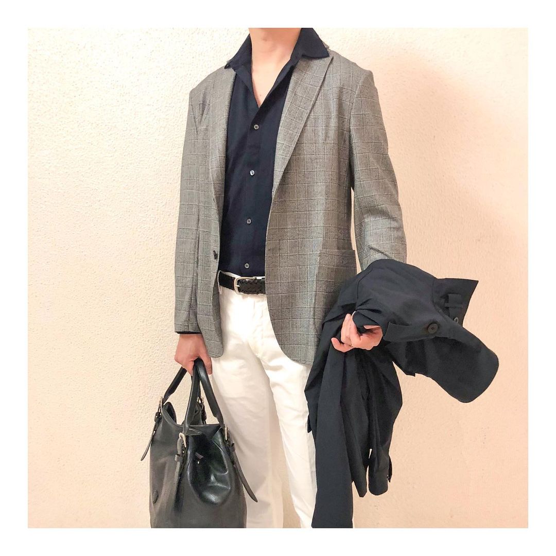 Felisi Japan 〔フェリージ〕さんのインスタグラム写真 - (Felisi Japan 〔フェリージ〕Instagram)「【Jacket Style for MEN】 . Finjack(フィンジャック)のモノトーンベースの 小柄なグレンチェック素材を使用した、 アンコンタイプの軽く柔らかなテーラードジャケット。 . ジャケットスタイルとしてタイドアップにはもちろんですが、 軽いシェイプのボックスシルエットで、 カーディガンのような手近な羽織物として、 カット＆ソーやニットなどのカジュアルアイテムにも合わせていただけます。 . さまざまな働き方の変化にも、お持ちのお洋服にも、 柔軟に対応出来て取り入れやすい、そんな新しいテイストのジャケットです。 他にグレーやネイビーのセットアップタイプもご用意しております。 . . Jacket：Finjack Price：￥78,100 . Shirt：GIRELLI BRUNI Price：￥19,800 . Blouson：MONTEDORO Price：￥84,700 . Pants : INCOTEX Price : ￥36,300 . Shoes : LOASC Price : ￥51,700 . Belt : Felisi Price : ￥25,300 . Bag : Felisi Price : ￥119,900 . . ただいまフェリージ直営店・オンラインショップにて 「x5ポイントキャンペーン」を開催しております。 通常、ポイント還元率3％のところ、 期間中は5倍の15％と大変お得な期間となっております。 キャンペーンは11/25(水)までとなっておりますので、 ぜひこの機会をご利用ください。 . . . #felisi #felisiselection #jacket #jacketstyle #finjack #montedoro #incotex #loasc #mensfashion #フェリージ #フェリージセレクション #ジャケットコーデ #ジャケットスタイル #グレンチェック #モノトーンコーデ #フィンジャック #インコテックス #モンテドーロ #ロスク #トートバッグ」11月22日 11時14分 - felisi_japan