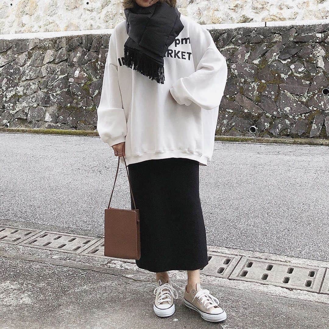のインスタグラム：「. ゆったりダボダボコーデ◡̈⃝⋆ ポイントに キルティングマフラー🧣 人と被りにくいし 軽くてあったか💕 zozoで1000円OFFクーポン 出てました🎫⋆︎* . . . #キルティングマフラー @neuna_official  #スウェット　@su_do___  #スカート　@dholic_official  #バッグ　@todayful_  . . .  #今日の服#コーデ#今日のコーデ#ママコーデ#ロカリ#おちびコーデ#locari#ootd_kob#ponte_fasion#mineby3mootd#152cm#152cmコーデ#低身長コーデ#大人カジュアル」