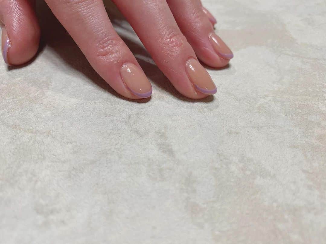 のインスタグラム：「New nail💅  爪がきれいに見える細フレンチ。 ラベンダー色で少し遊び心もいれて。 すっごく爪が綺麗に見えるから、お気に入りすぎて手ばっかり見つめています。  #nail #newnail  #frenchnail  #nailstagram  #naildesign  #ネイル #フレンチネイル  #細フレンチ #ラベンダー #ネイルデザイン #なよネイル」